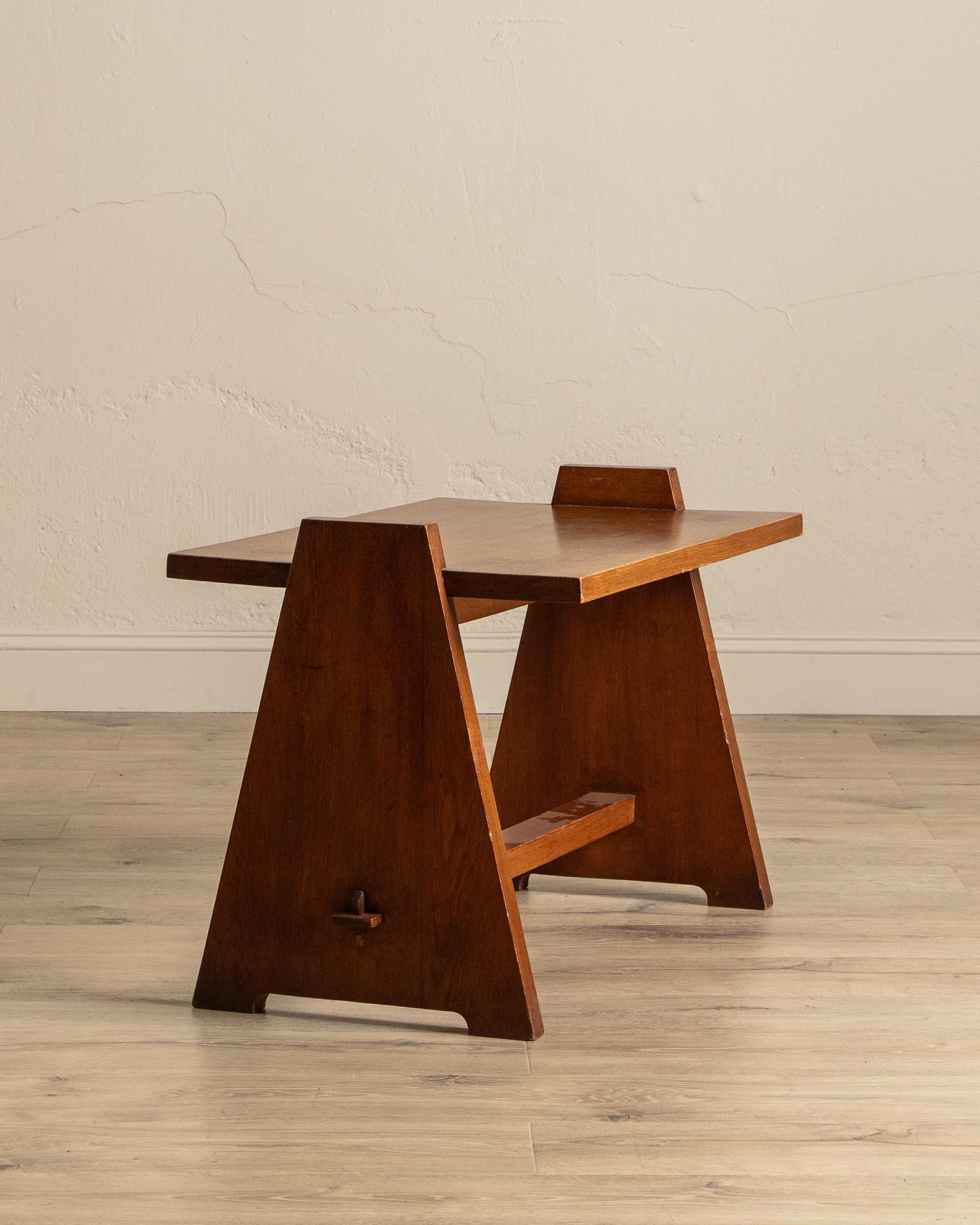 Français Table d'appoint en chêne brutaliste avec assemblage à tenons et mortaises, France, années 1950 en vente