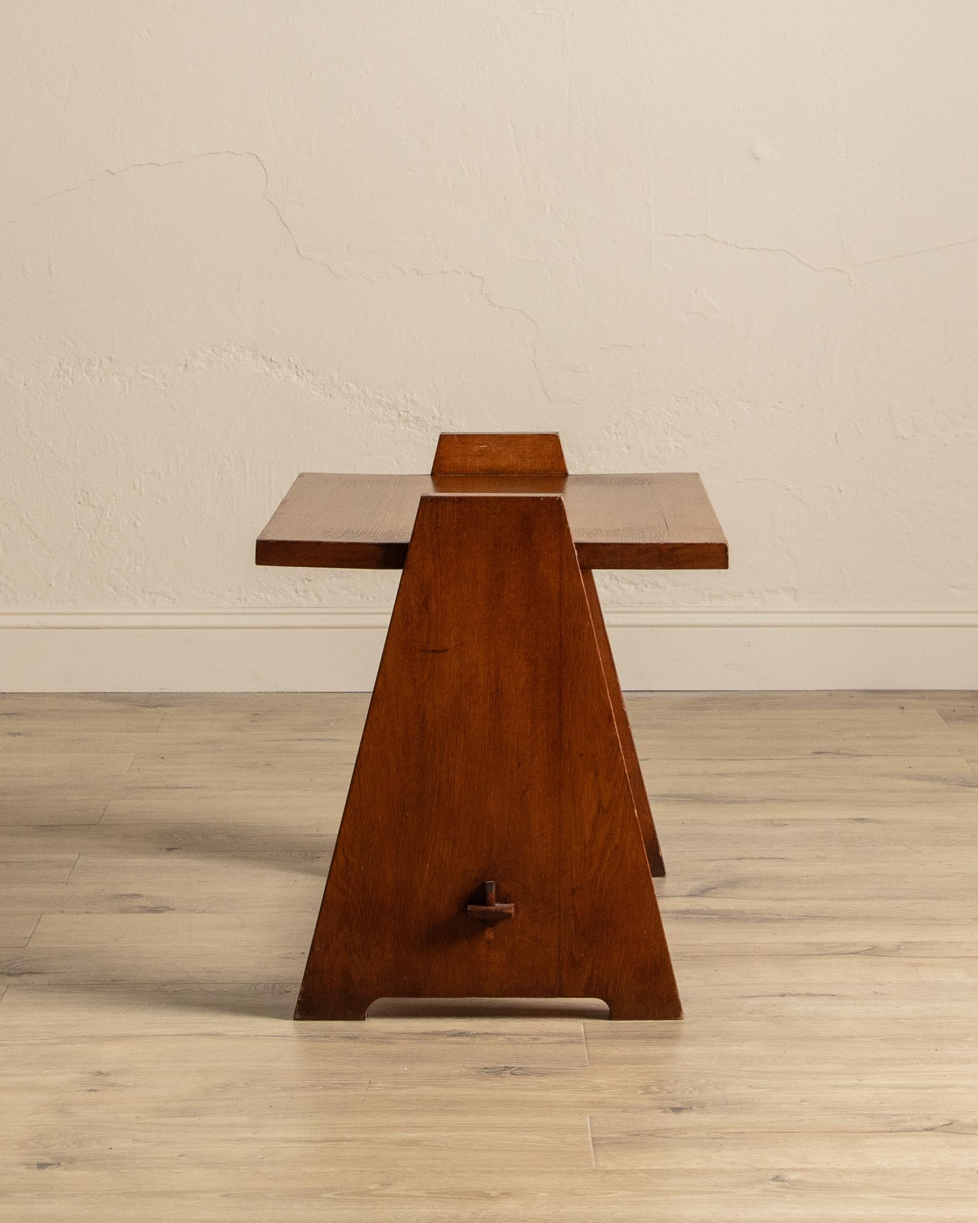 Menuiserie Table d'appoint en chêne brutaliste avec assemblage à tenons et mortaises, France, années 1950 en vente