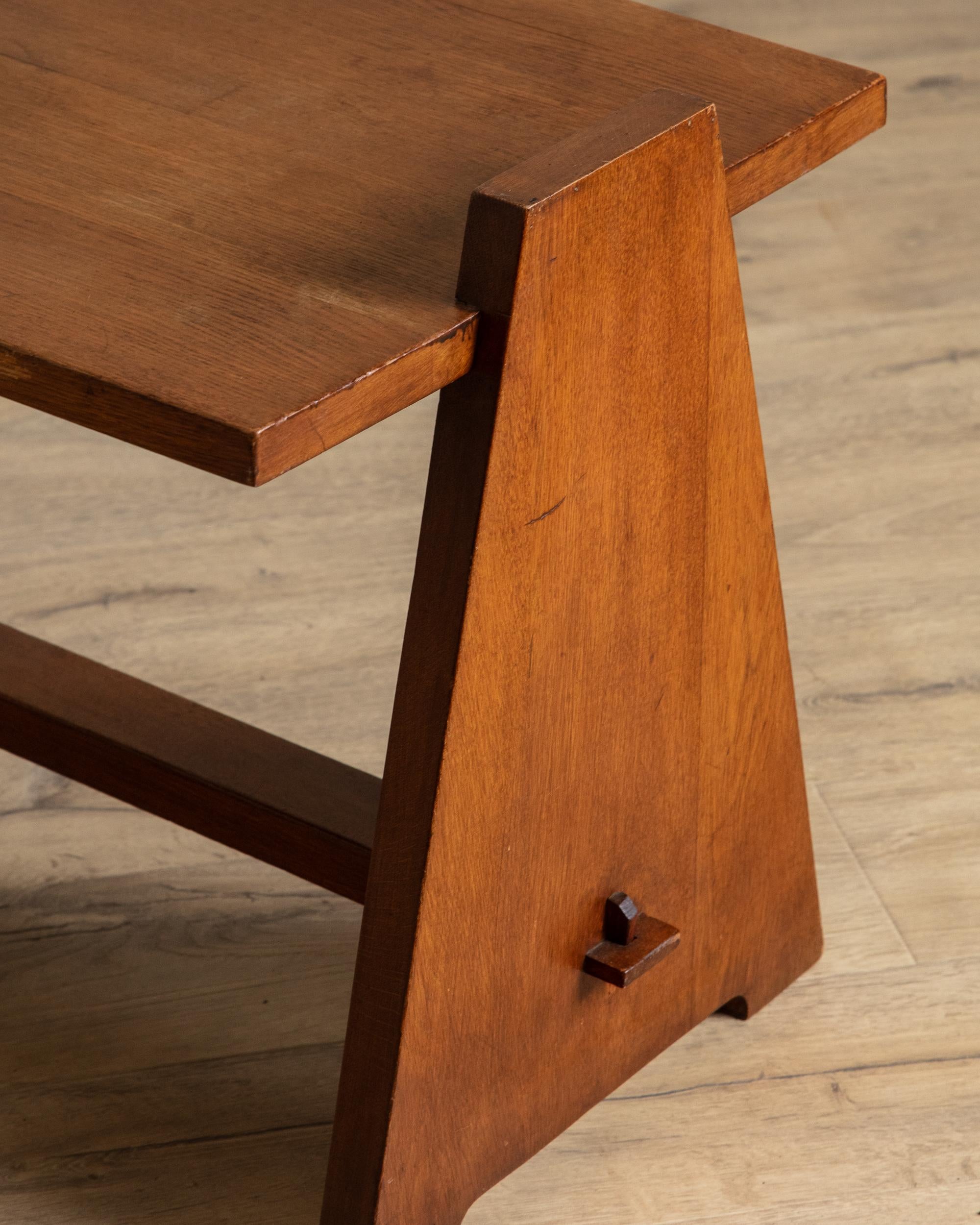 Table d'appoint en chêne brutaliste avec assemblage à tenons et mortaises, France, années 1950 Excellent état - En vente à Los Angeles, CA