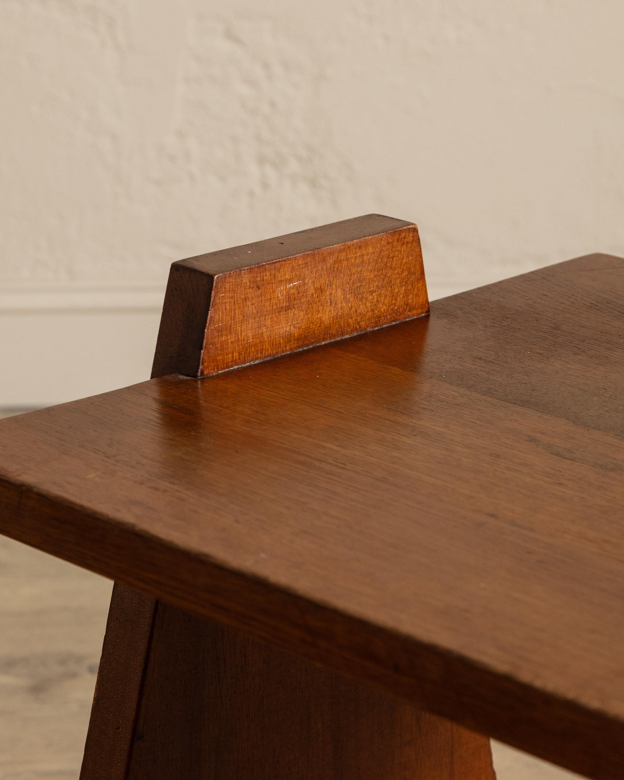 Milieu du XXe siècle Table d'appoint en chêne brutaliste avec assemblage à tenons et mortaises, France, années 1950 en vente