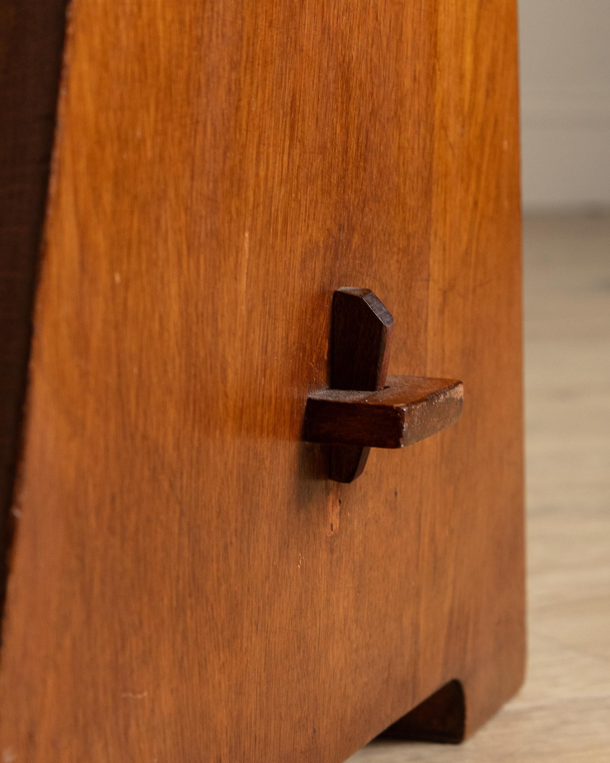 Bois Table d'appoint en chêne brutaliste avec assemblage à tenons et mortaises, France, années 1950 en vente
