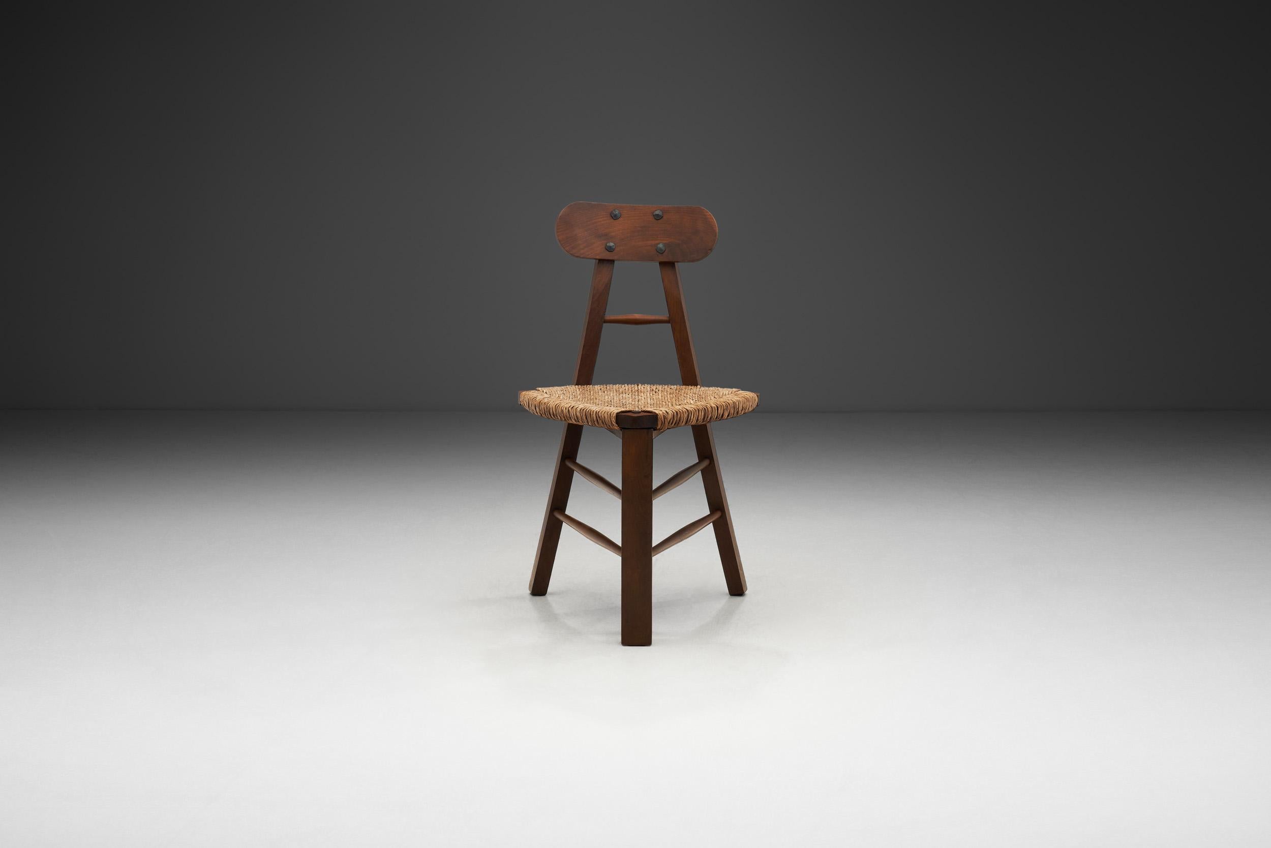 Brutalisme Chaise tripode brutaliste en chêne et rotin, Europe 20ème siècle