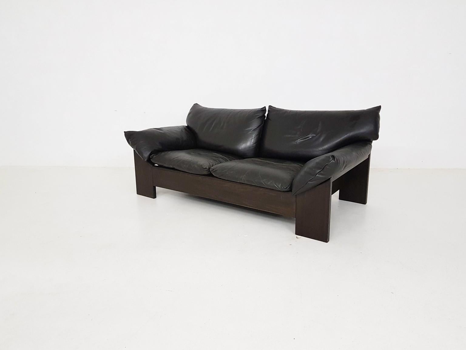 Brutalist high quality sofa or loveseat by Dutch furniture manufacturer Leolux. Made of heavy wood and sturdy leather. Reminds us of sofa's by De Sede and the bz74 sofa and sz73 armchair by Martin Visser. Would match perfectly with natural stone
