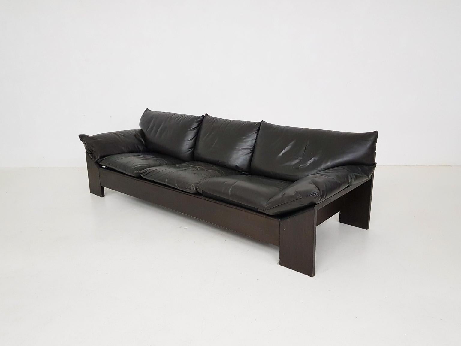 Brutalist high quality sofa by Dutch furniture manufacturer Leolux. Made of heavy wood and sturdy leather. Reminds us of sofa's by De Sede and the bz74 sofa and sz73 armchair by Martin Visser. Would match perfectly with natural stone coffee tables