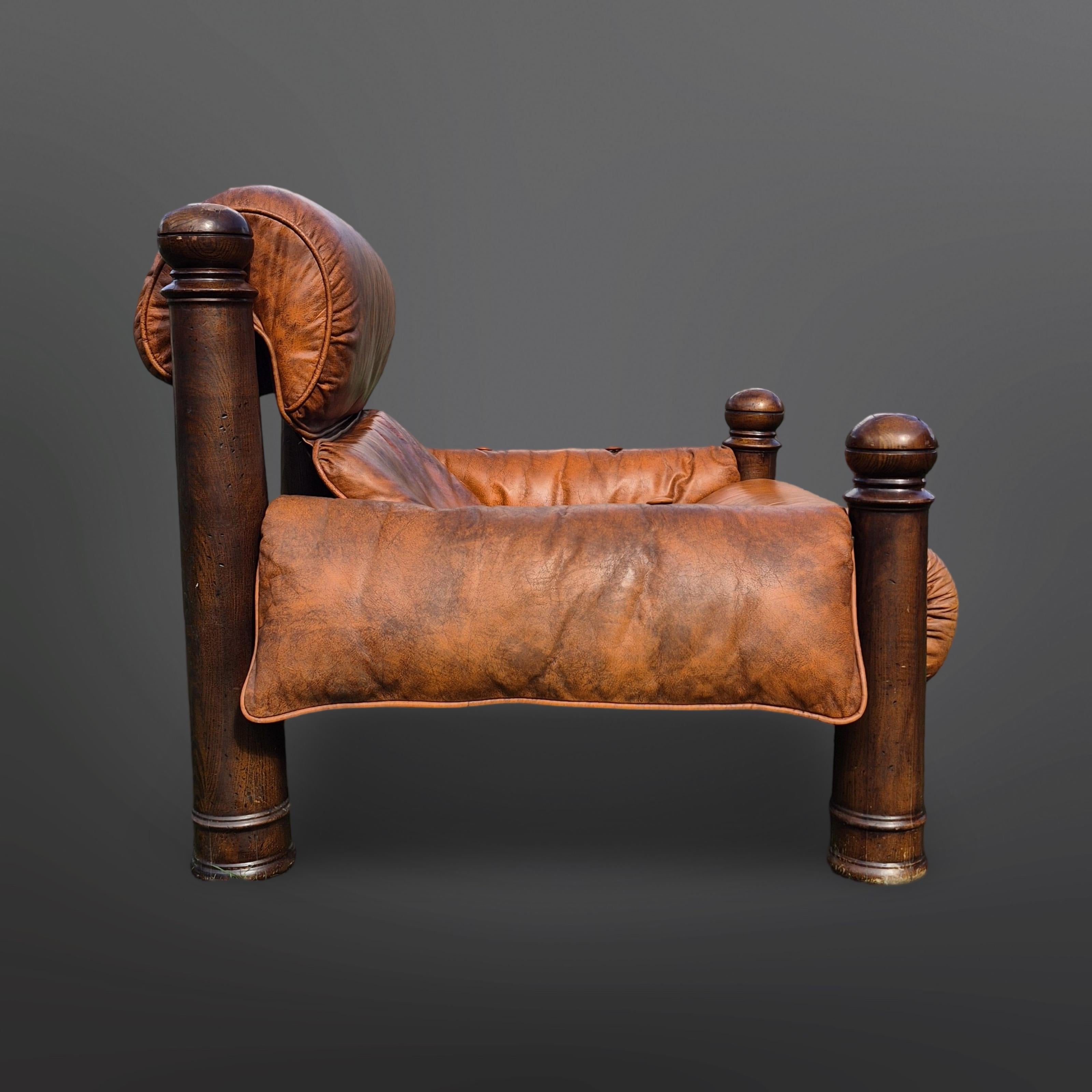 Sedia da salotto brutalista realizzata in Germania negli anni '60. 
Ha 4 robuste colonne che sostengono un sedile di tela. Ha un cuscino della seduta in un unico pezzo e due cuscini per i braccioli. Realizzato in Oak. La pelle marrone è stata pulita