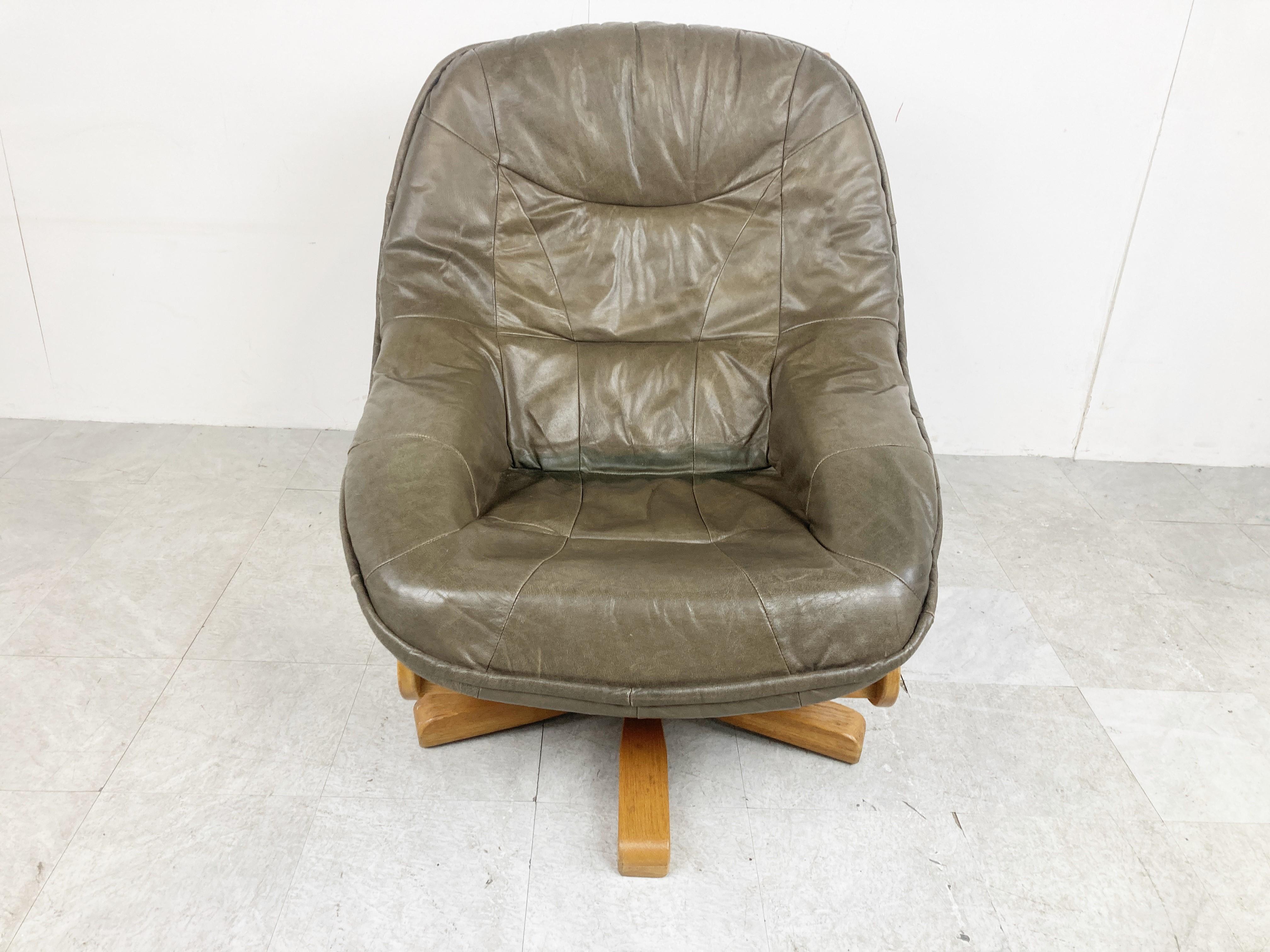 Brutalist Oak and Leather Swivel Chair, 1970s In Good Condition For Sale In HEVERLEE, BE