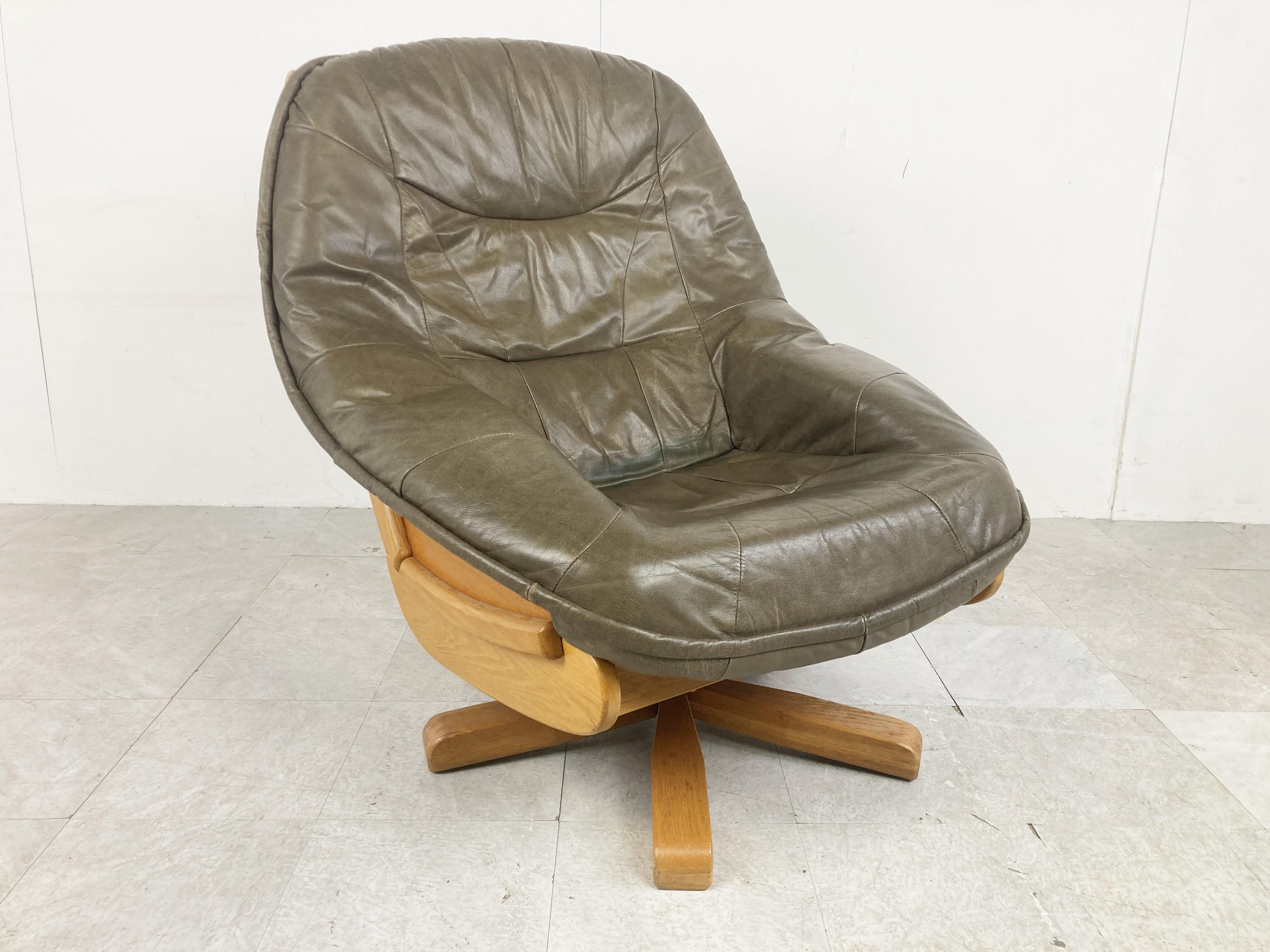 Brutalist Oak and Leather Swivel Chair, 1970s For Sale 2