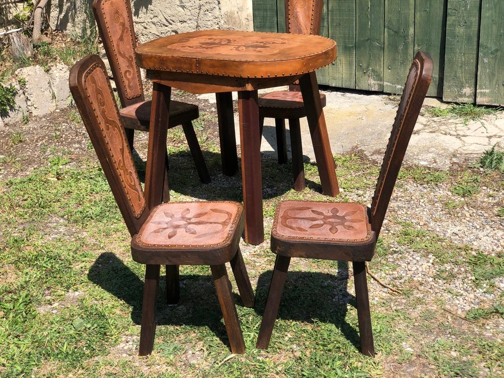 Étonnant ensemble Brutalise 1960 composé d'une table et de 4 chaises en chêne recouvertes de cuir, pouvant servir de table d'appoint ou de table de jeux.
Certainement d'origine orientale française ou allemande
Dimensions de la chaise : Hauteur. 93