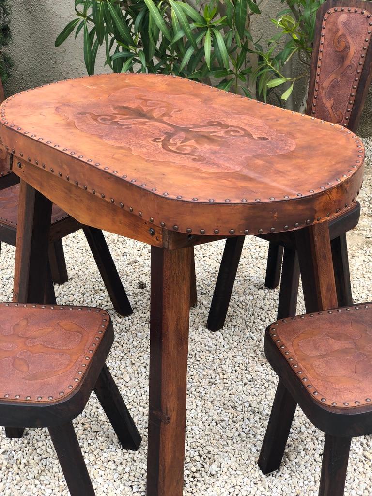 Tisch und 4 Stühle aus Eiche und Leder im brutalistischen Stil, 1960er Jahre, 5er-Set (Französisch) im Angebot