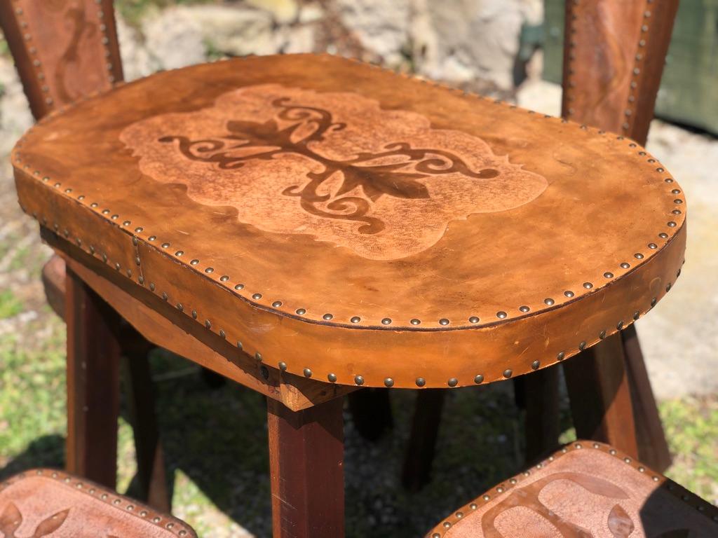 Tisch und 4 Stühle aus Eiche und Leder im brutalistischen Stil, 1960er Jahre, 5er-Set im Zustand „Gut“ im Angebot in Saint Rémy de Provence, FR