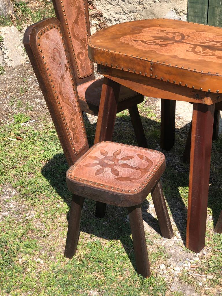 20ième siècle Table et 4 chaises brutalistes en chêne et cuir, années 1960, lot de 5 en vente