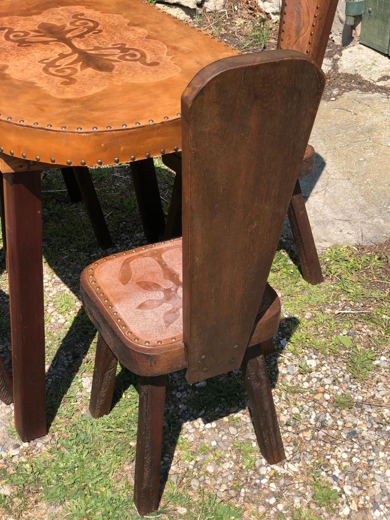 Cuir Table et 4 chaises brutalistes en chêne et cuir, années 1960, lot de 5 en vente