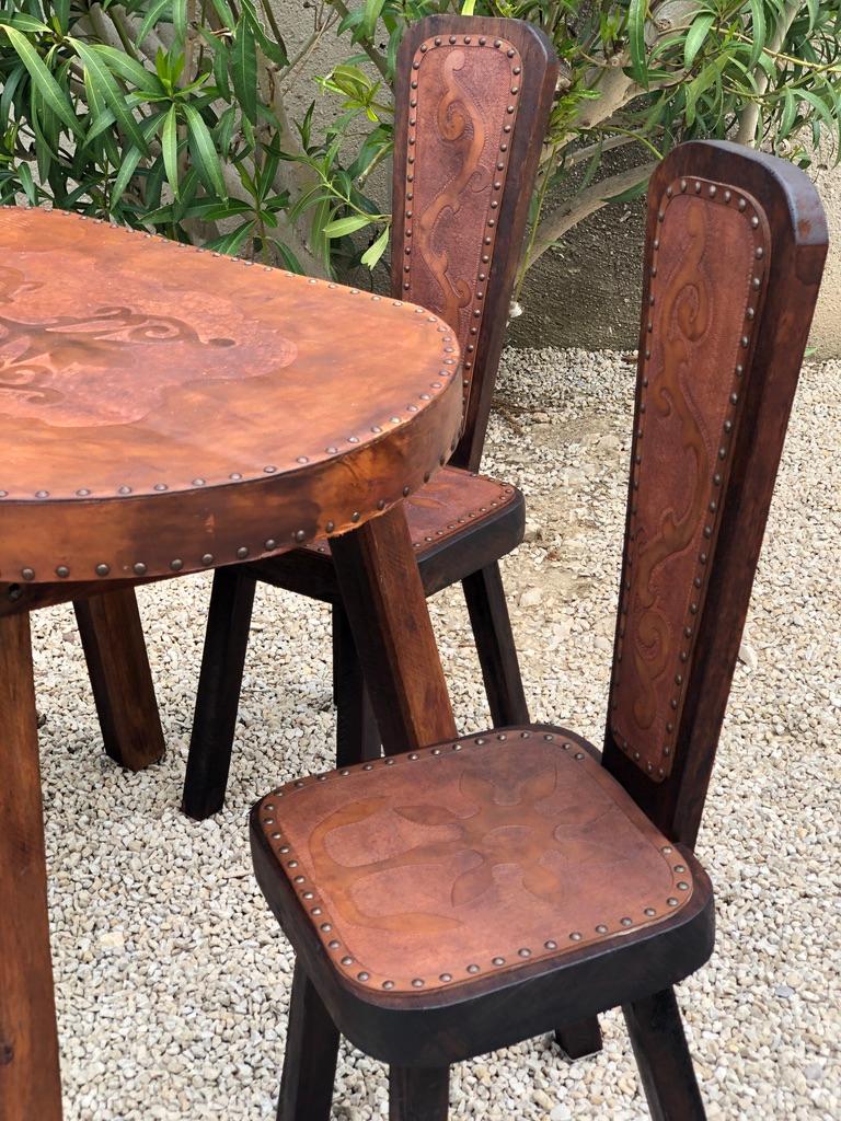 Table et 4 chaises brutalistes en chêne et cuir, années 1960, lot de 5 en vente 1