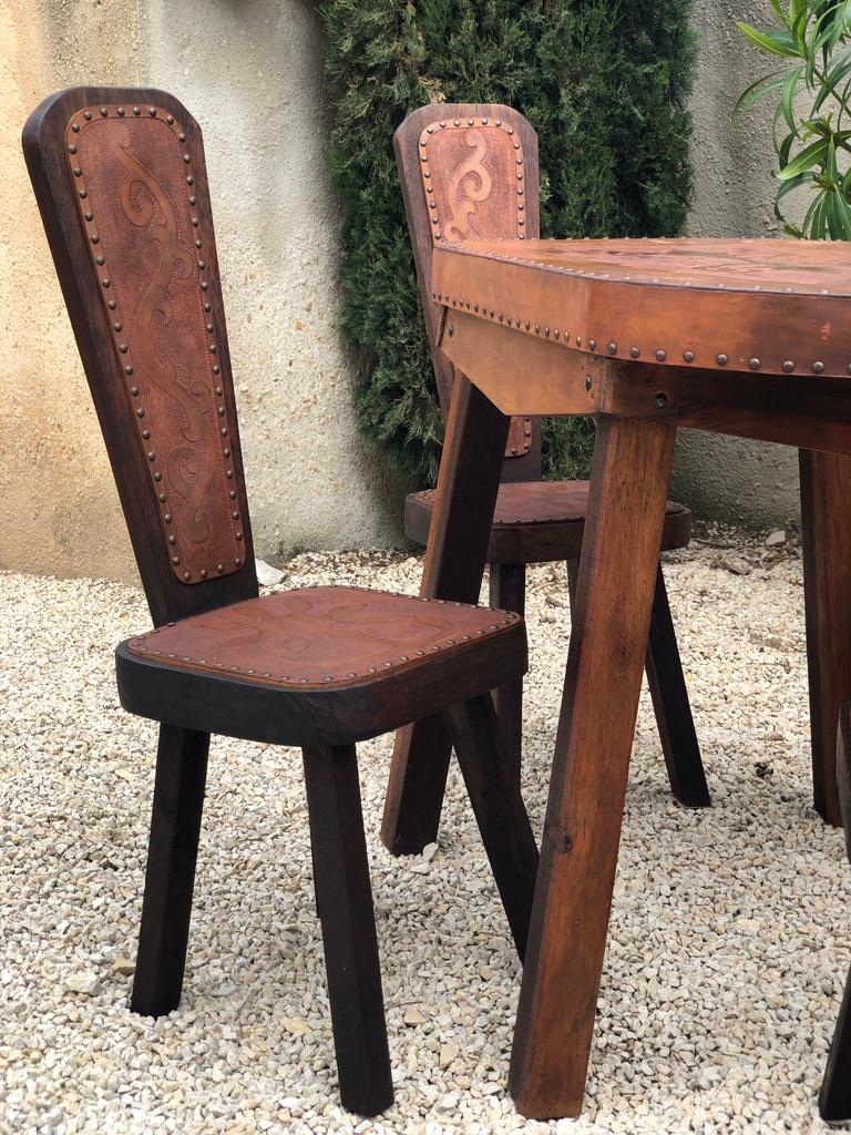 Table et 4 chaises brutalistes en chêne et cuir, années 1960, lot de 5 en vente 2