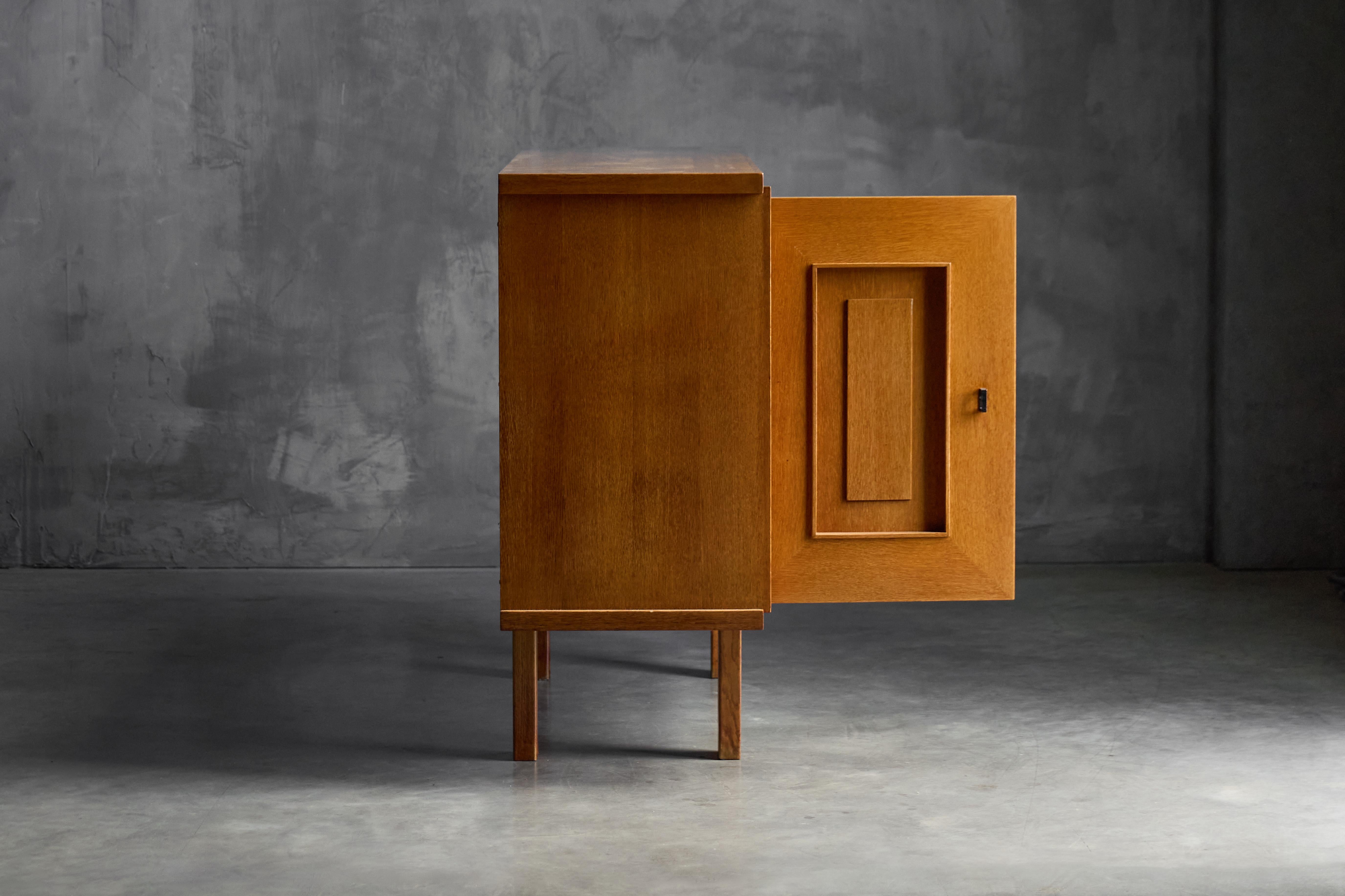Brutalist Oak Cabinet, Belgium, 1960s For Sale 2