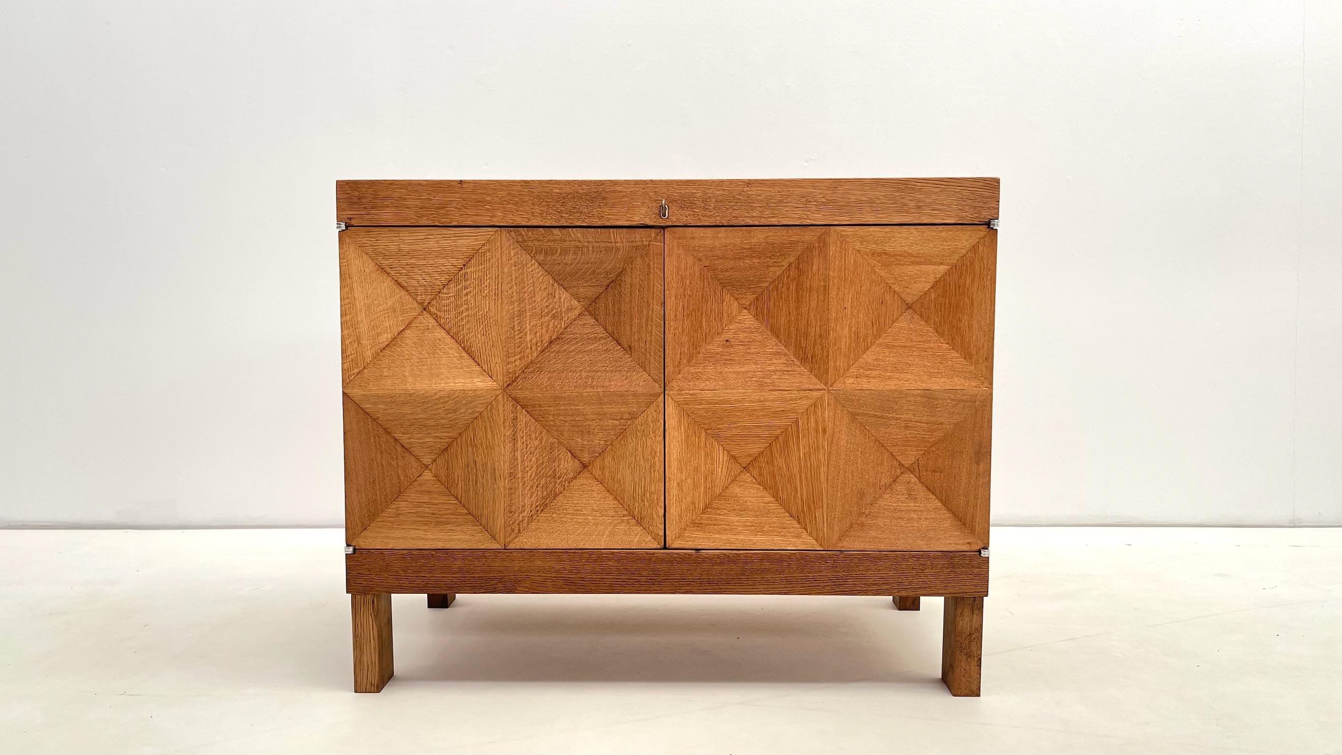Dieses elegante kurze Buffet des renommierten belgischen Herstellers De Coene Frères stammt aus den 1970er Jahren und zeigt die klaren, architektonischen Linien, die die Handwerkskunst der Jahrhundertmitte ausmachen. Das ursprünglich schwarz
