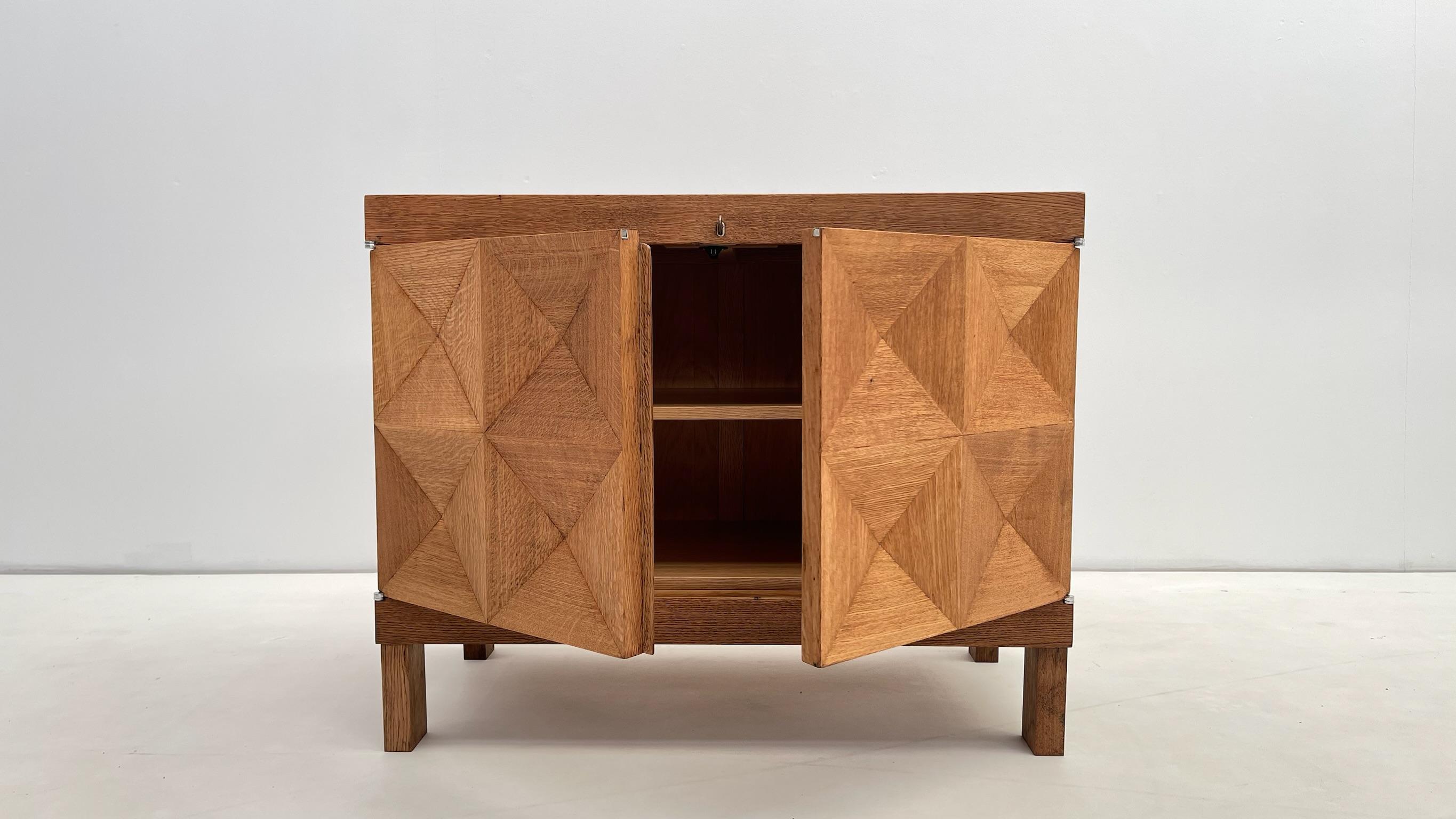 Brutalistischer eichenschrank von De Coene (Moderne der Mitte des Jahrhunderts) im Angebot