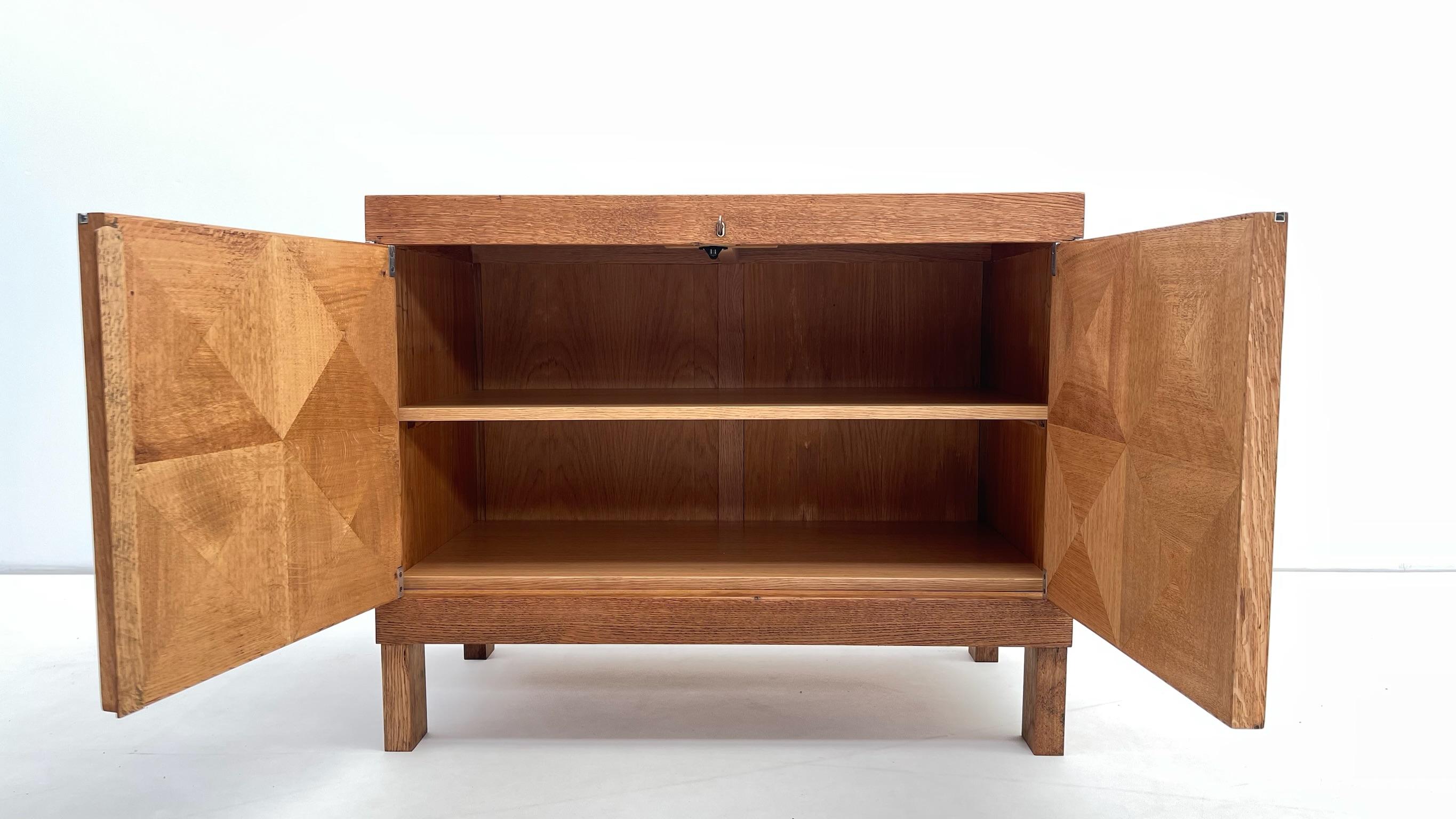 Brutalistischer eichenschrank von De Coene (Belgisch) im Angebot