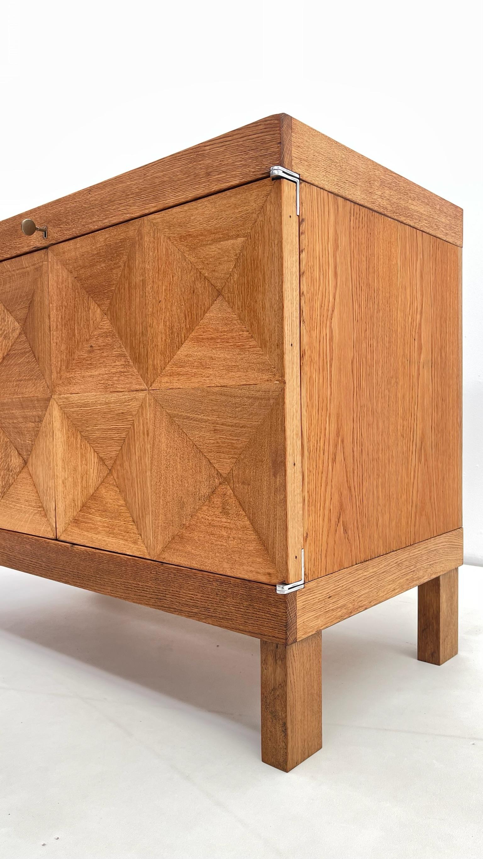 Brutalistischer eichenschrank von De Coene im Zustand „Gut“ im Angebot in Brussels, BE