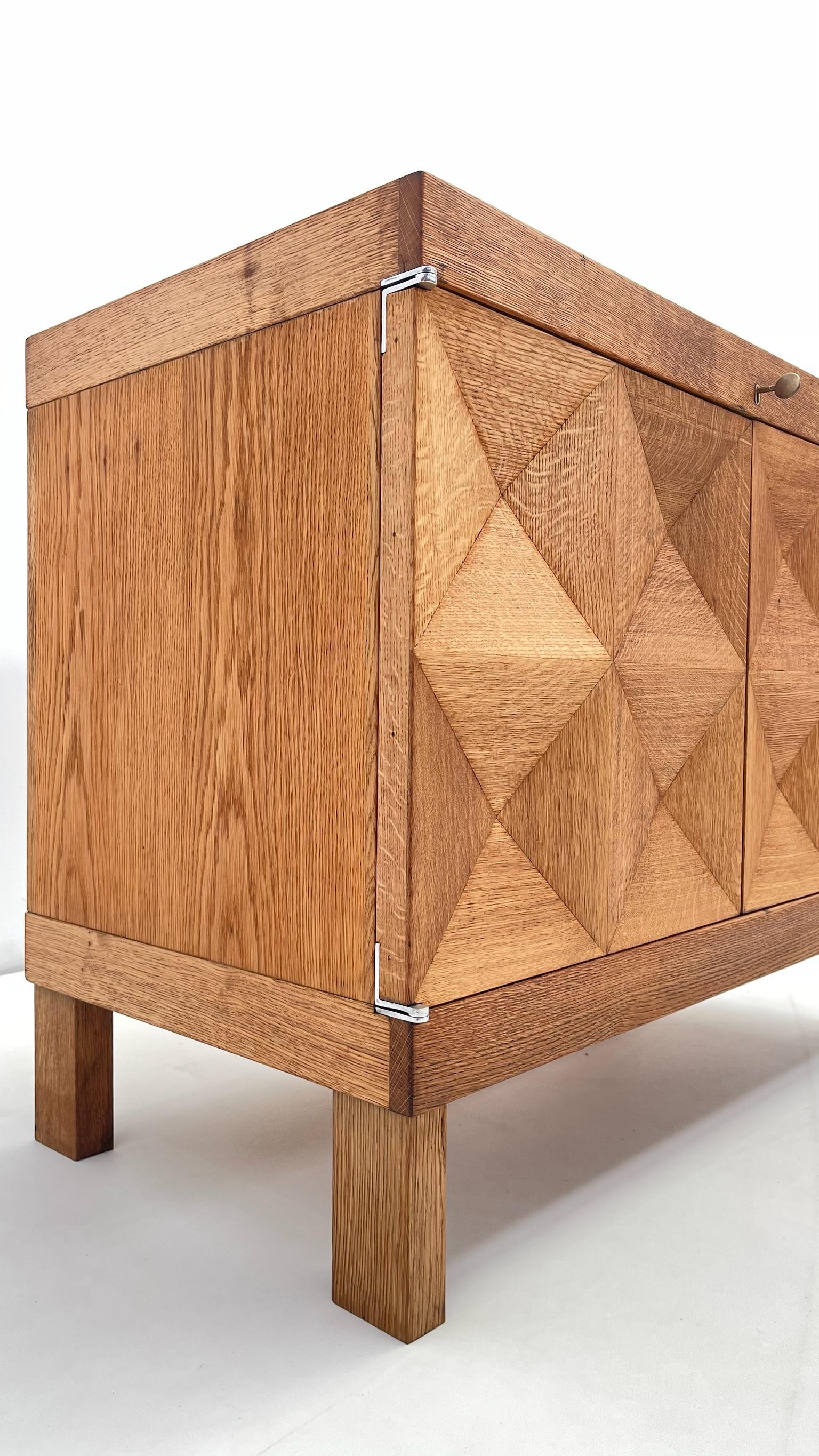 Brutalistischer eichenschrank von De Coene (Ende des 20. Jahrhunderts) im Angebot