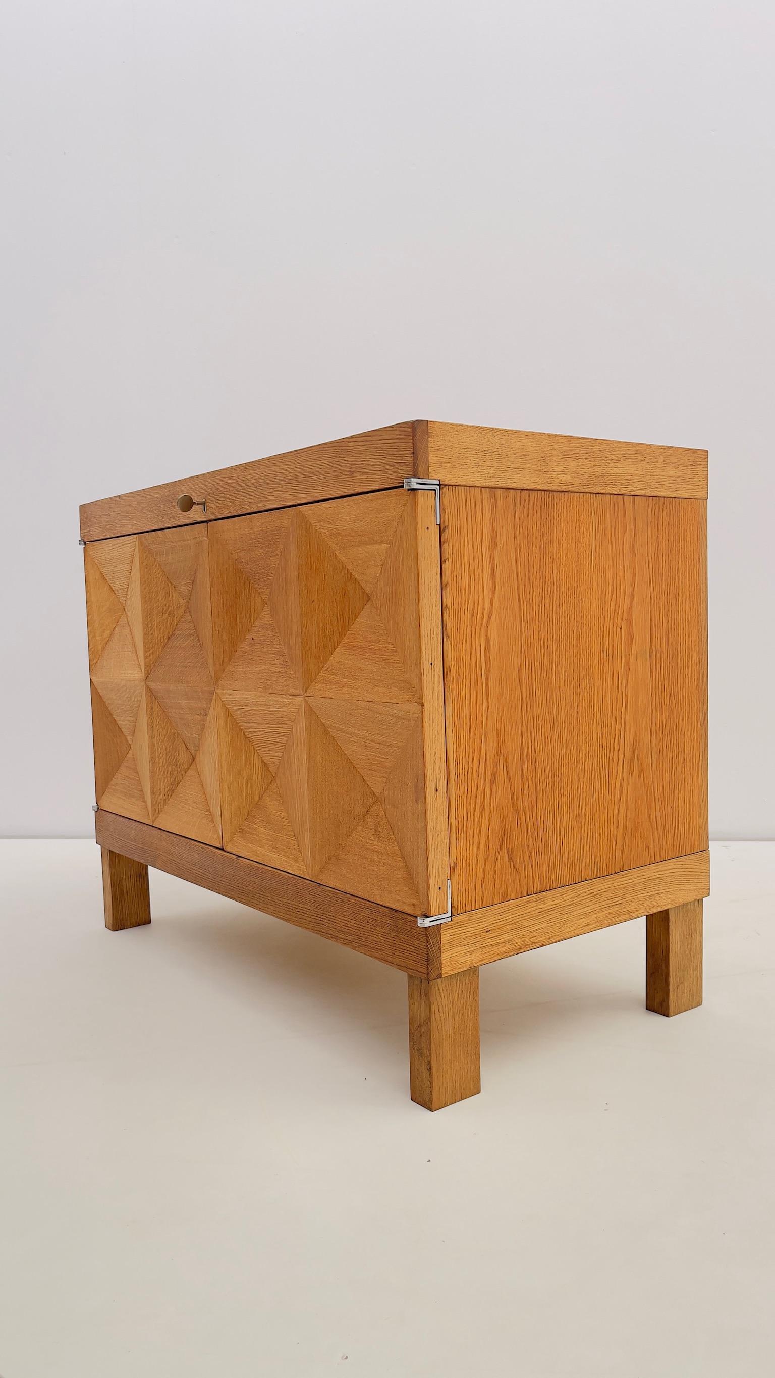 Brutalistischer eichenschrank von De Coene im Angebot 2