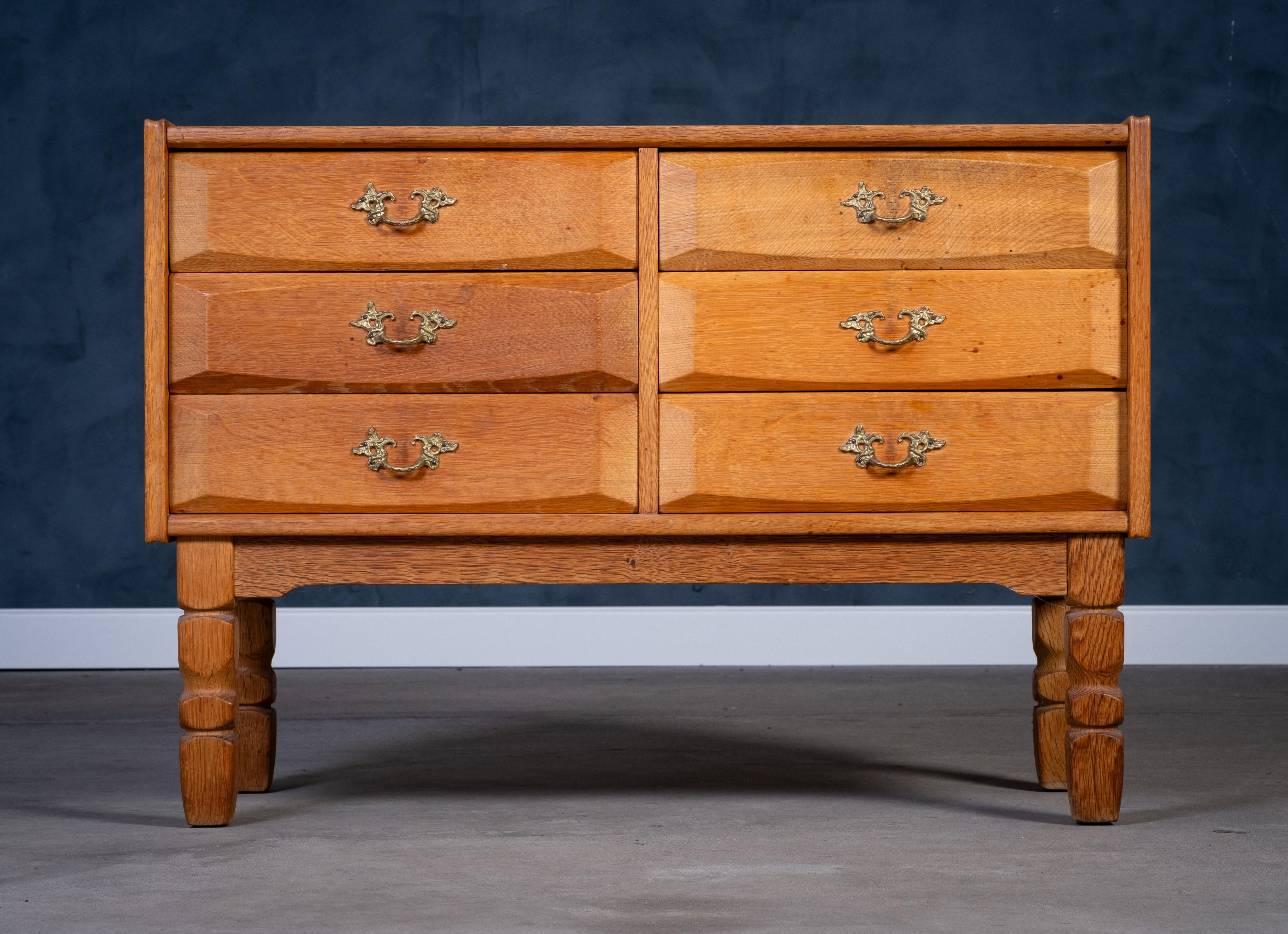 Brutalist Oak Chest of Drawers, in the style of Henning Kjærnulf, 1970s In Good Condition For Sale In Nørre Aaby, DK