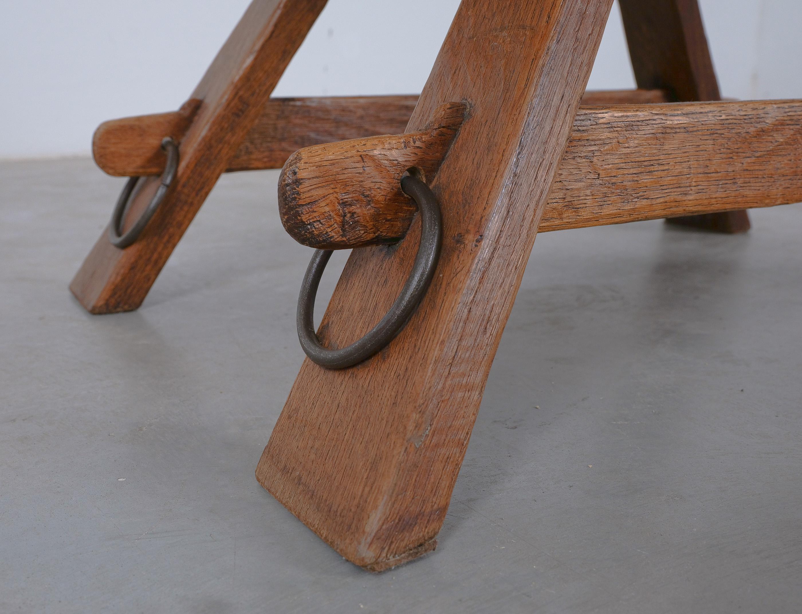 Français Table basse brutaliste en chêne sculpté artisan avec détails en fer, France, 1950 en vente
