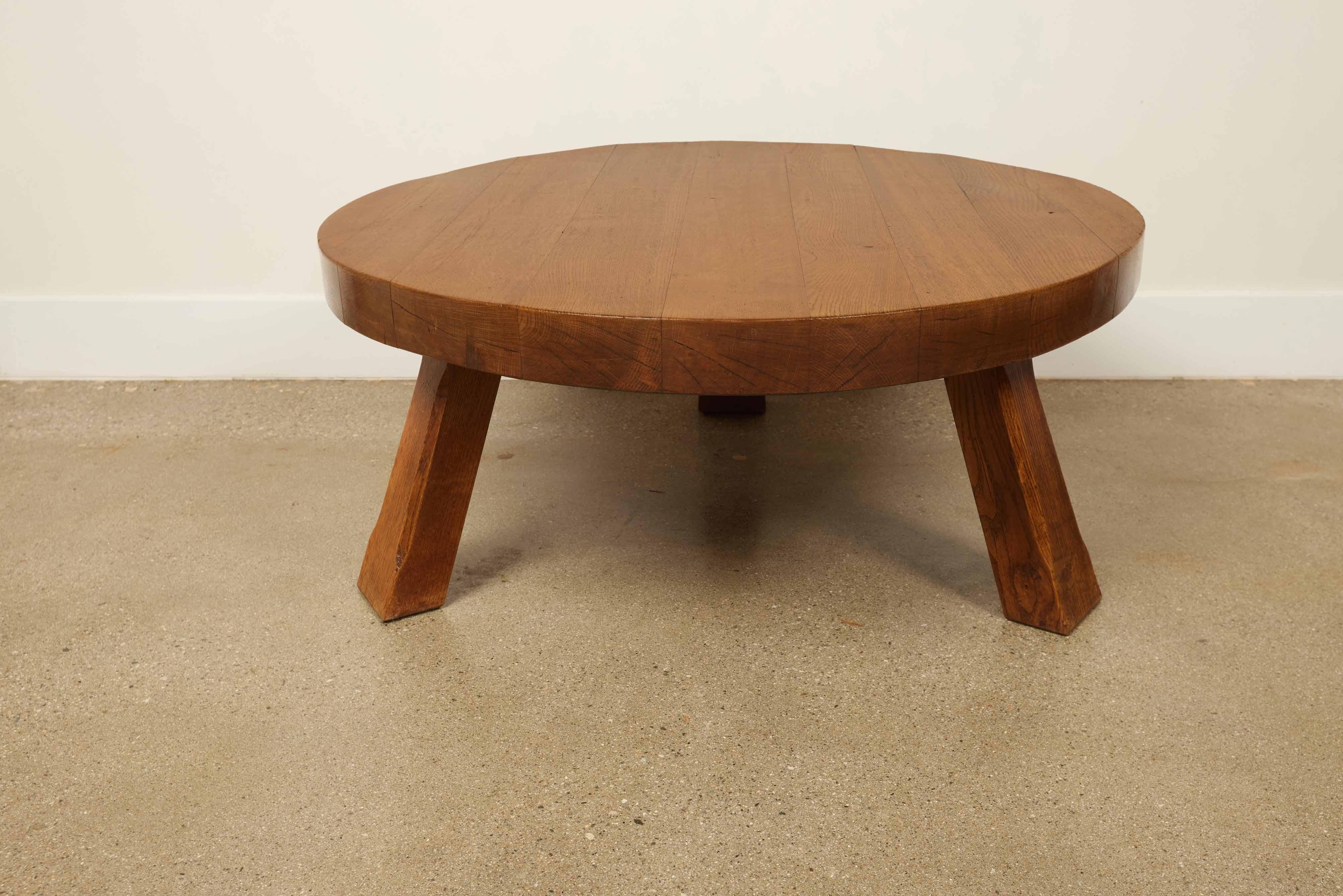Large Brutalist Oak Coffee Table, Mid Century Modern 

Originating from Belgium in the captivating 1970s, a period renowned for its daring and innovative approaches to design, this table is a magnificent representation of the Brutalist movement,