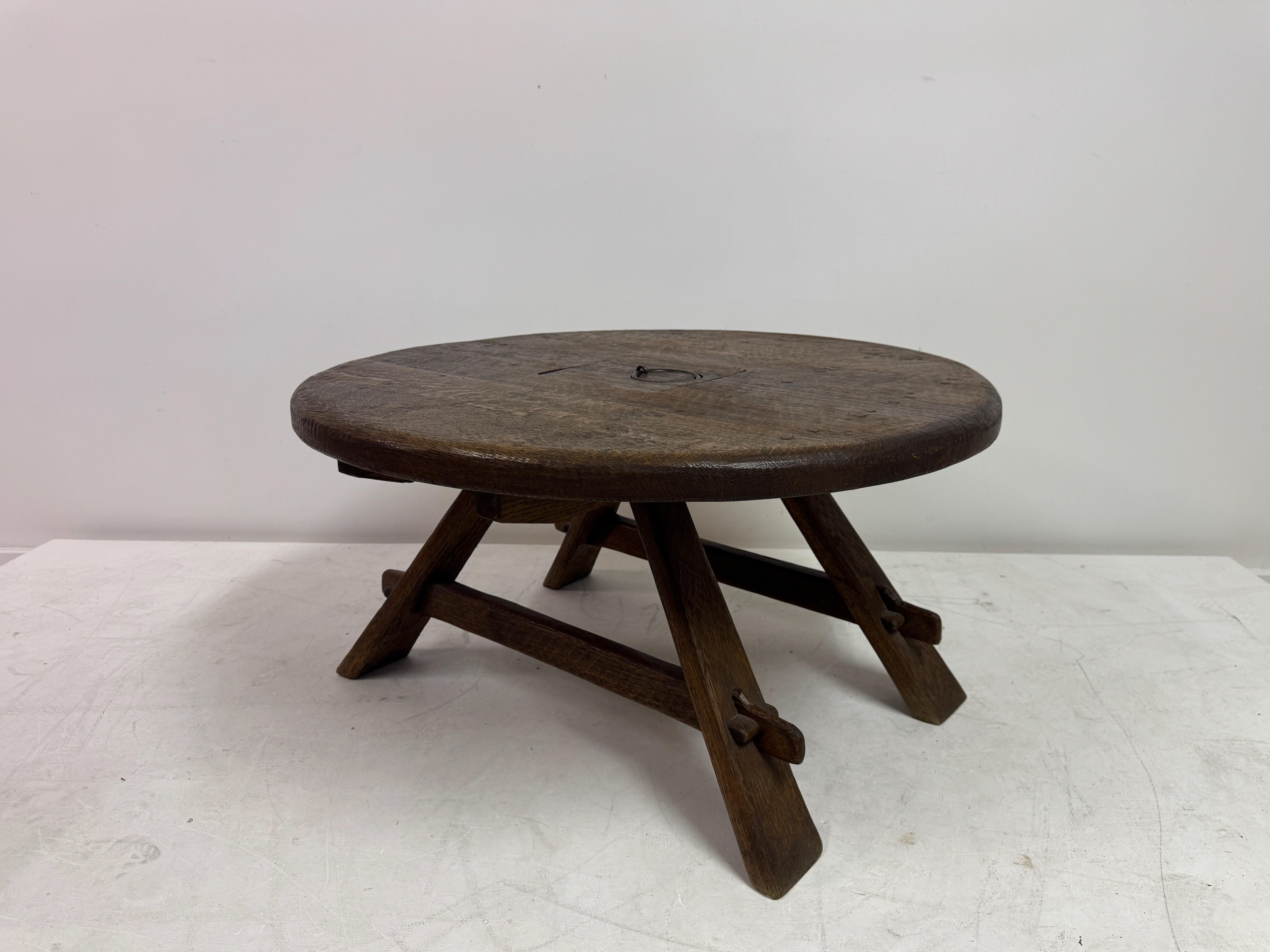 Mesa baja de roble brutalista con almacenaje oculto, Países Bajos, años 60 en venta 3