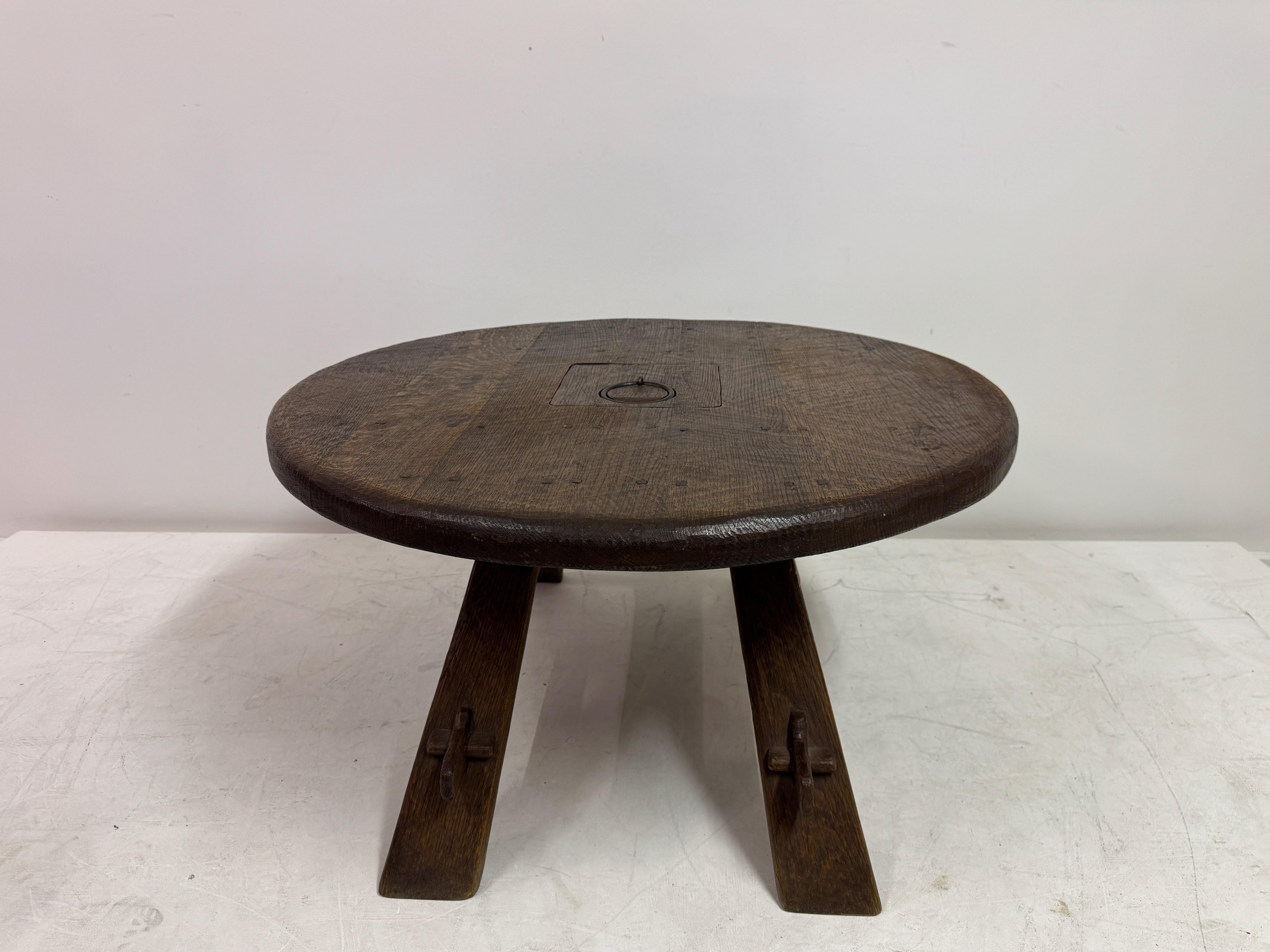 Mesa baja de roble brutalista con almacenaje oculto, Países Bajos, años 60 en venta 6