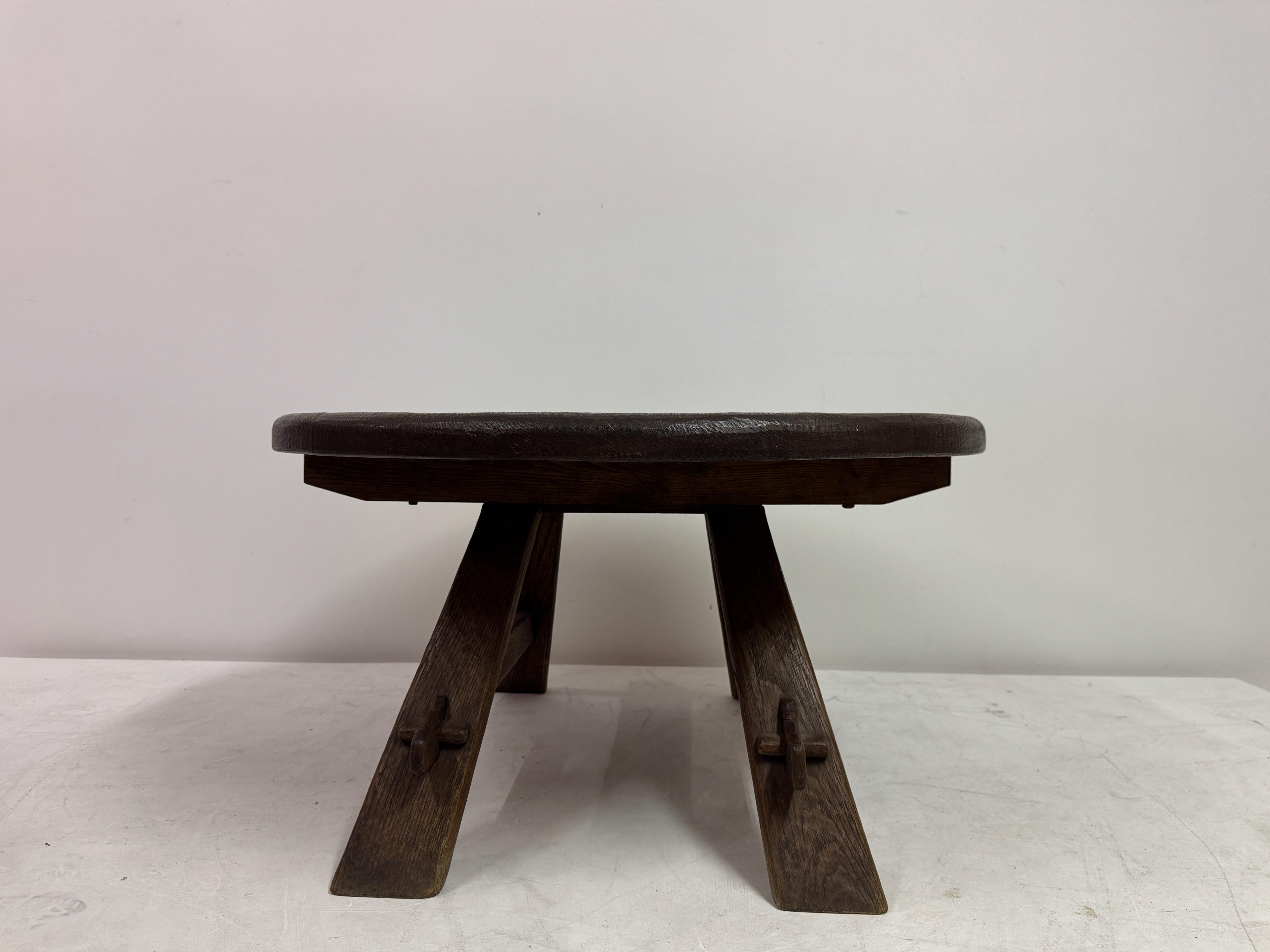 Mesa baja de roble brutalista con almacenaje oculto, Países Bajos, años 60 en venta 8