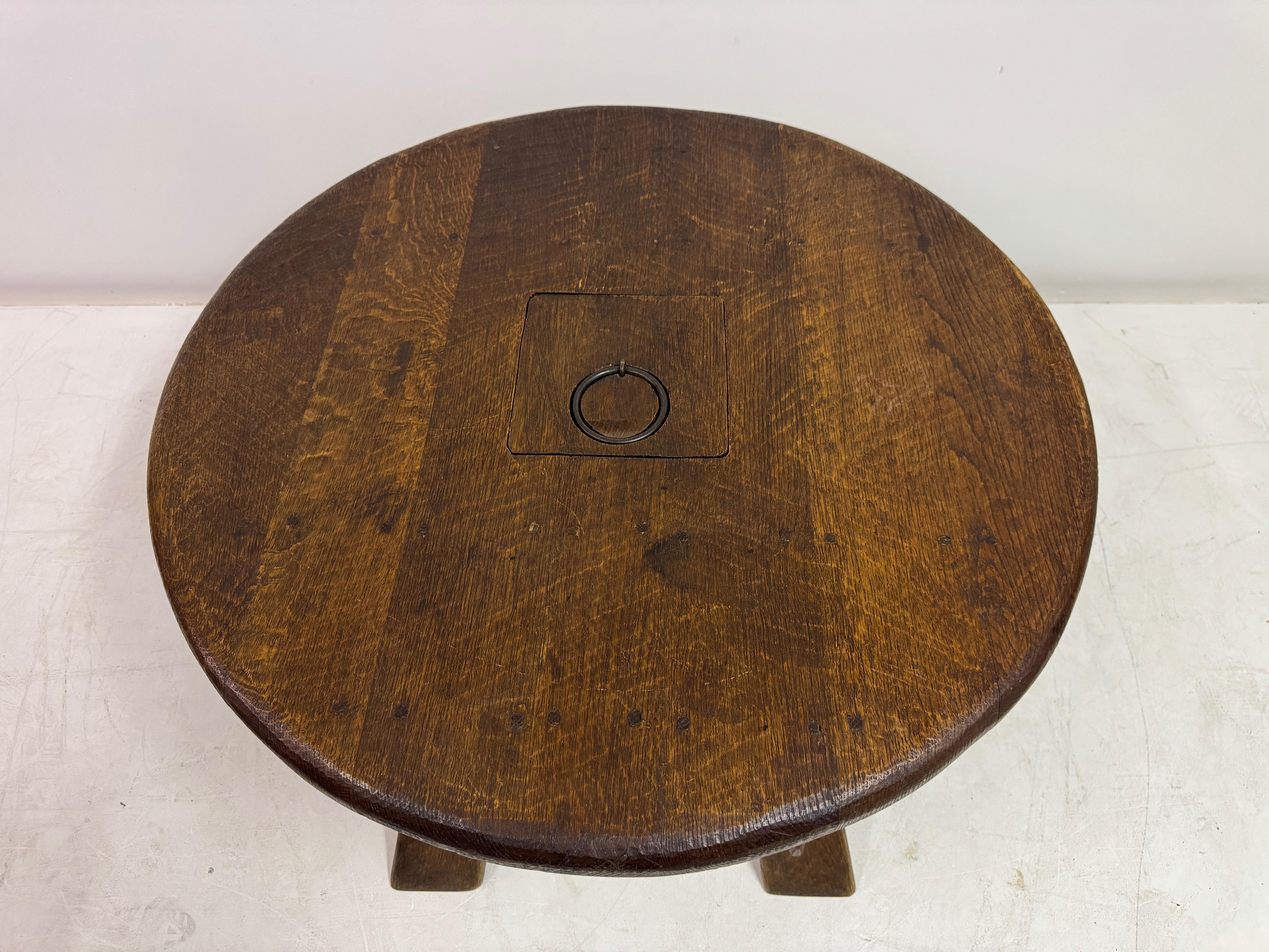 Mesa baja de roble brutalista con almacenaje oculto, Países Bajos, años 60 en venta 9