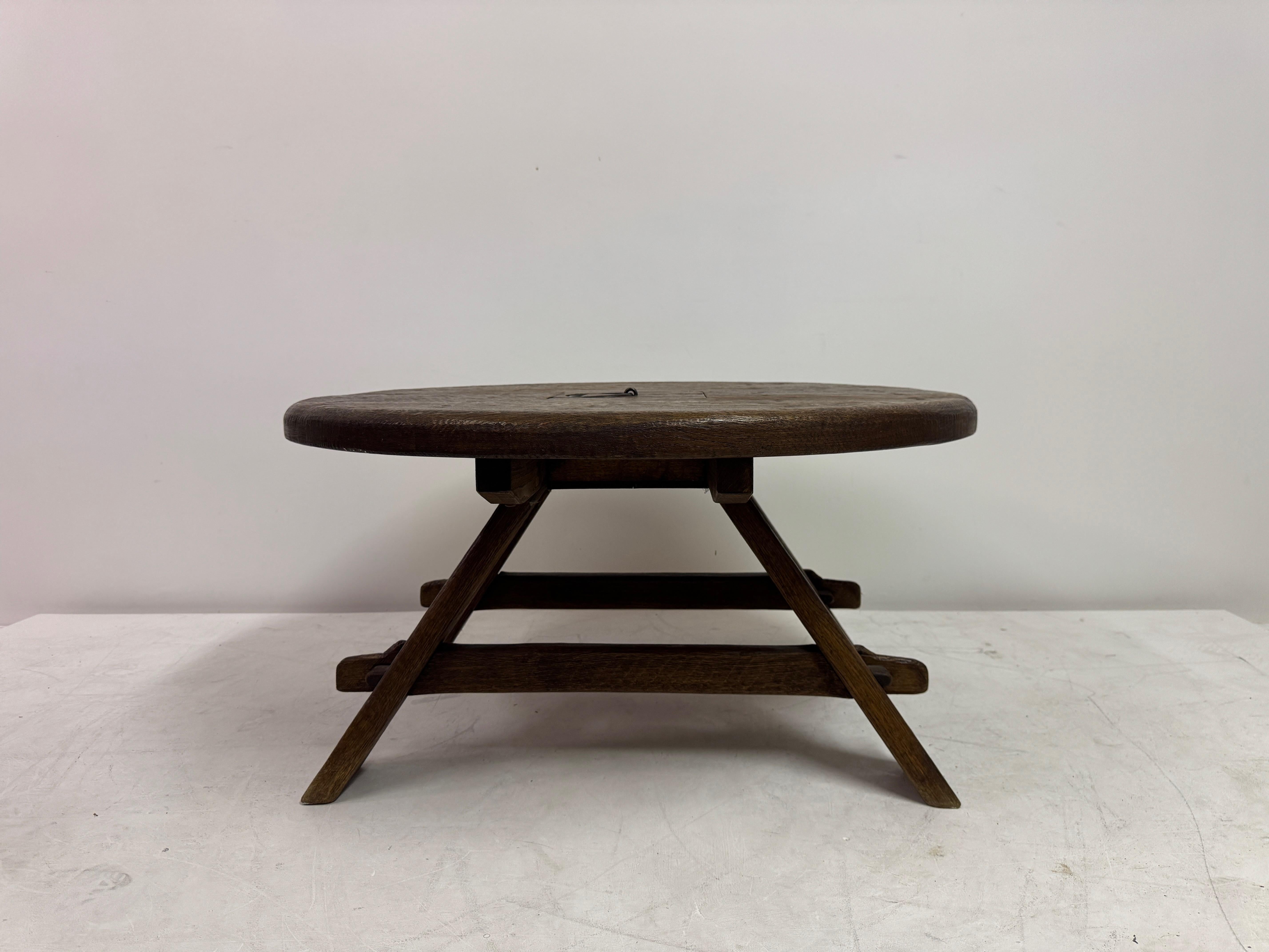 Mesa baja de roble brutalista con almacenaje oculto, Países Bajos, años 60 Brutalista en venta