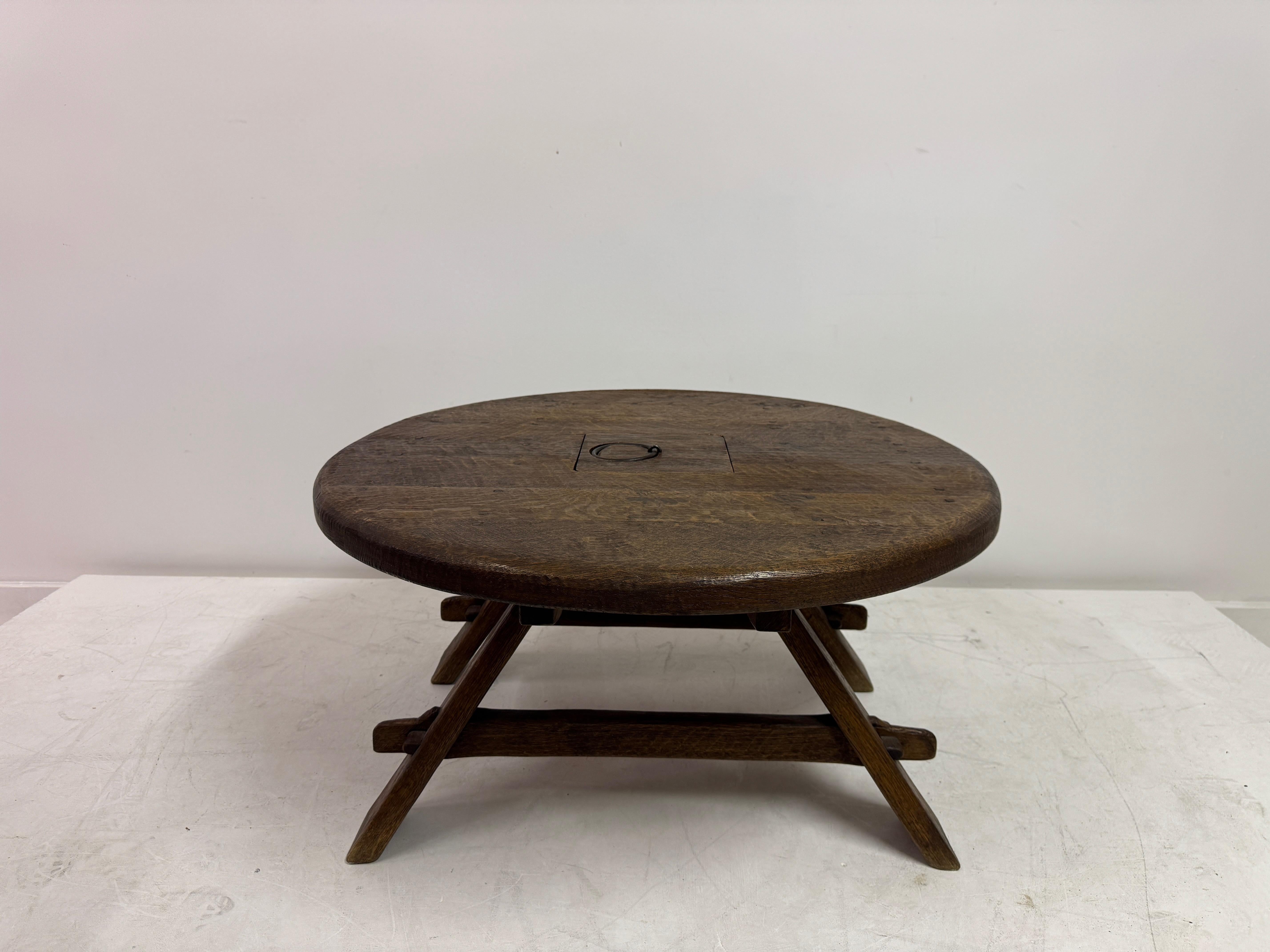 Mesa baja de roble brutalista con almacenaje oculto, Países Bajos, años 60 Belga en venta