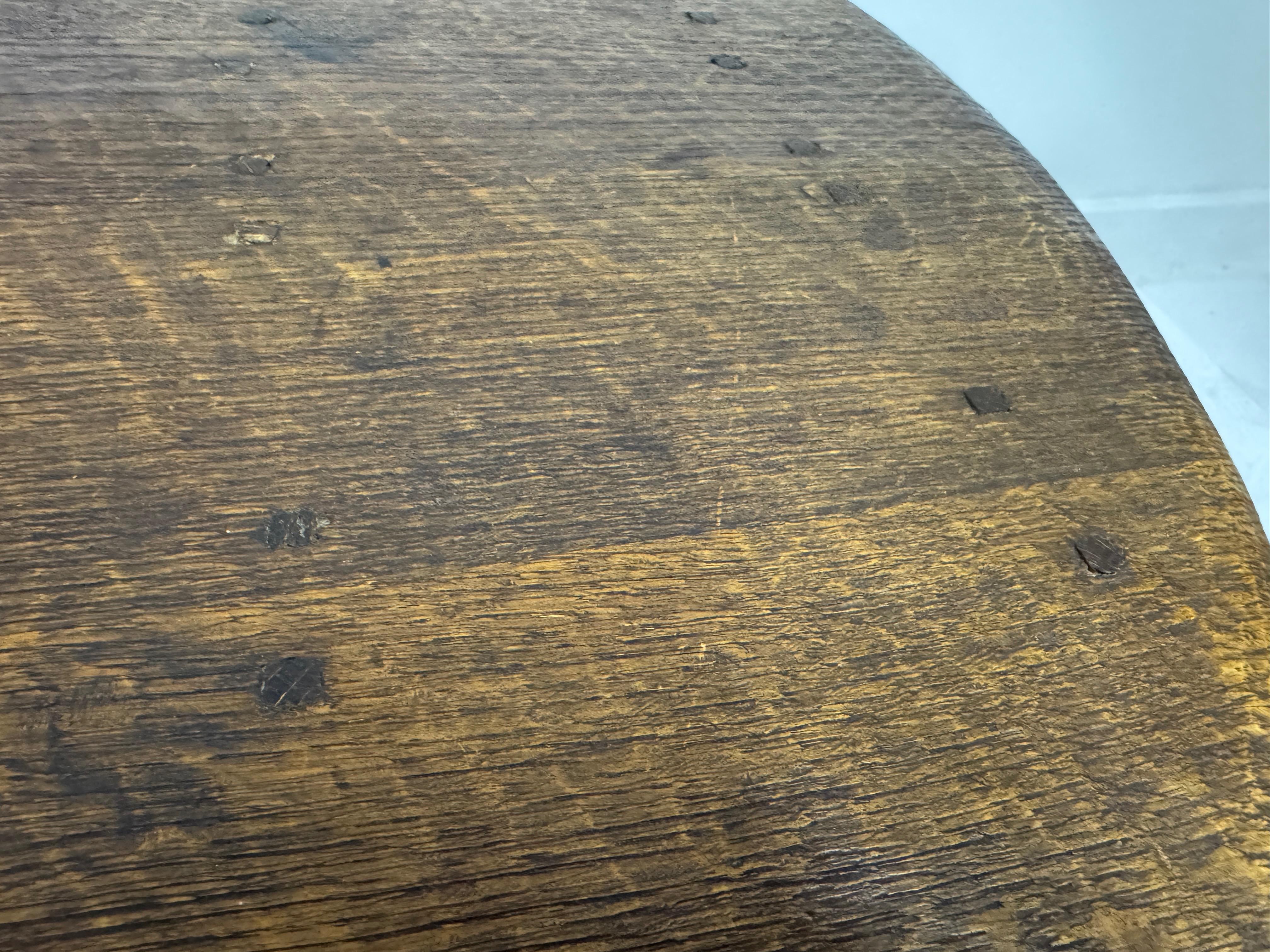 Mesa baja de roble brutalista con almacenaje oculto, Países Bajos, años 60 Roble en venta