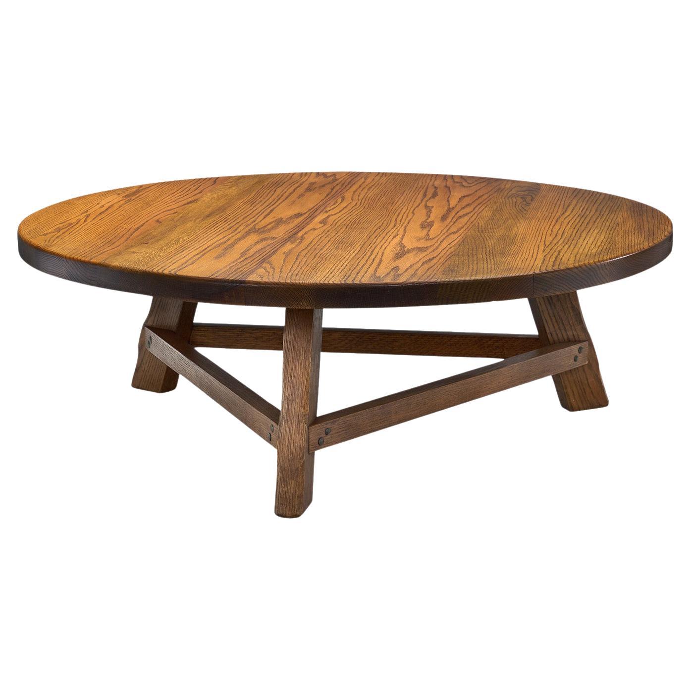 Table basse brutaliste en Oak avec pieds triangulaires, Europe vers 1950