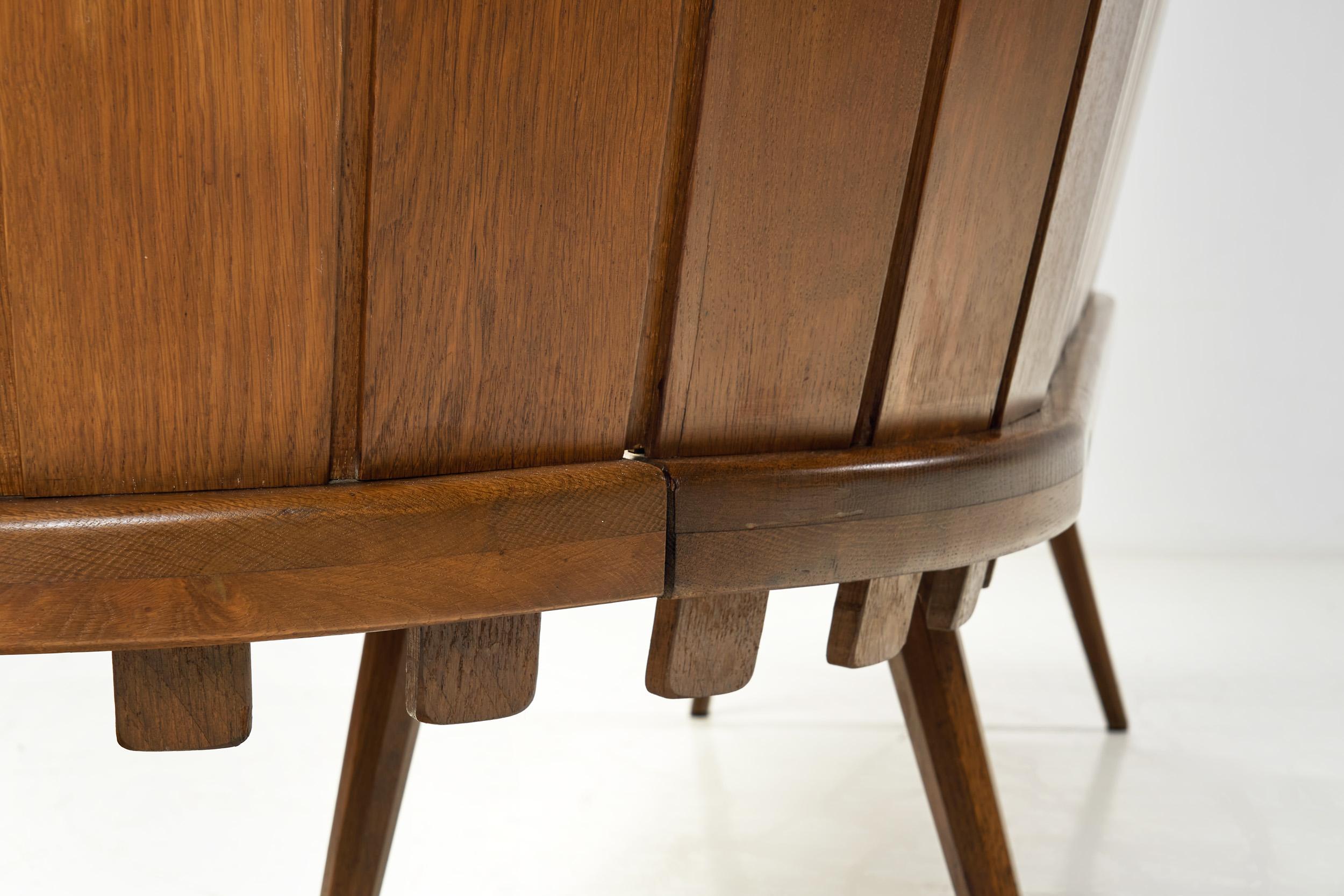Brutalist Oak Corner Bench, Europe Second half of the 20th Century For Sale 13