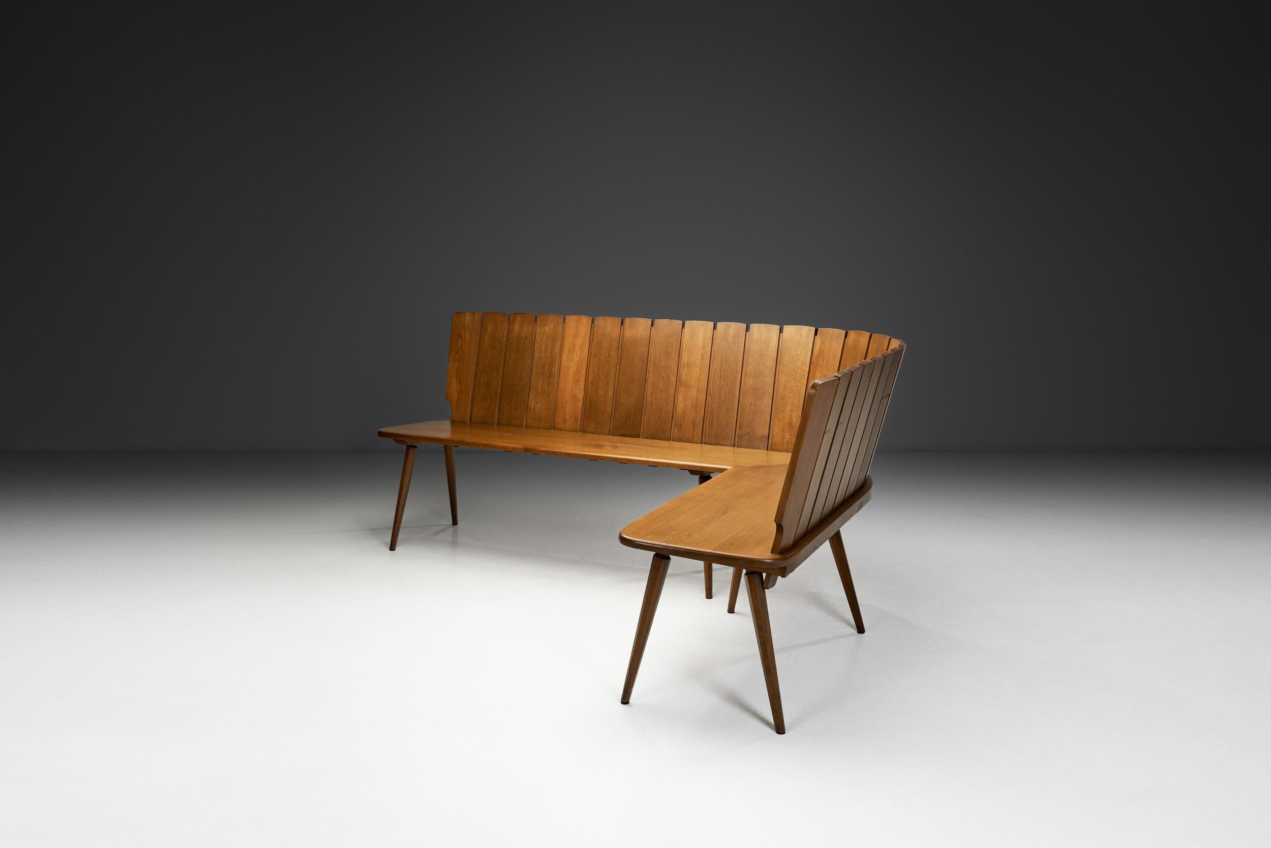 Brutalist Oak Corner Bench, Europe Second half of the 20th Century In Good Condition For Sale In Utrecht, NL