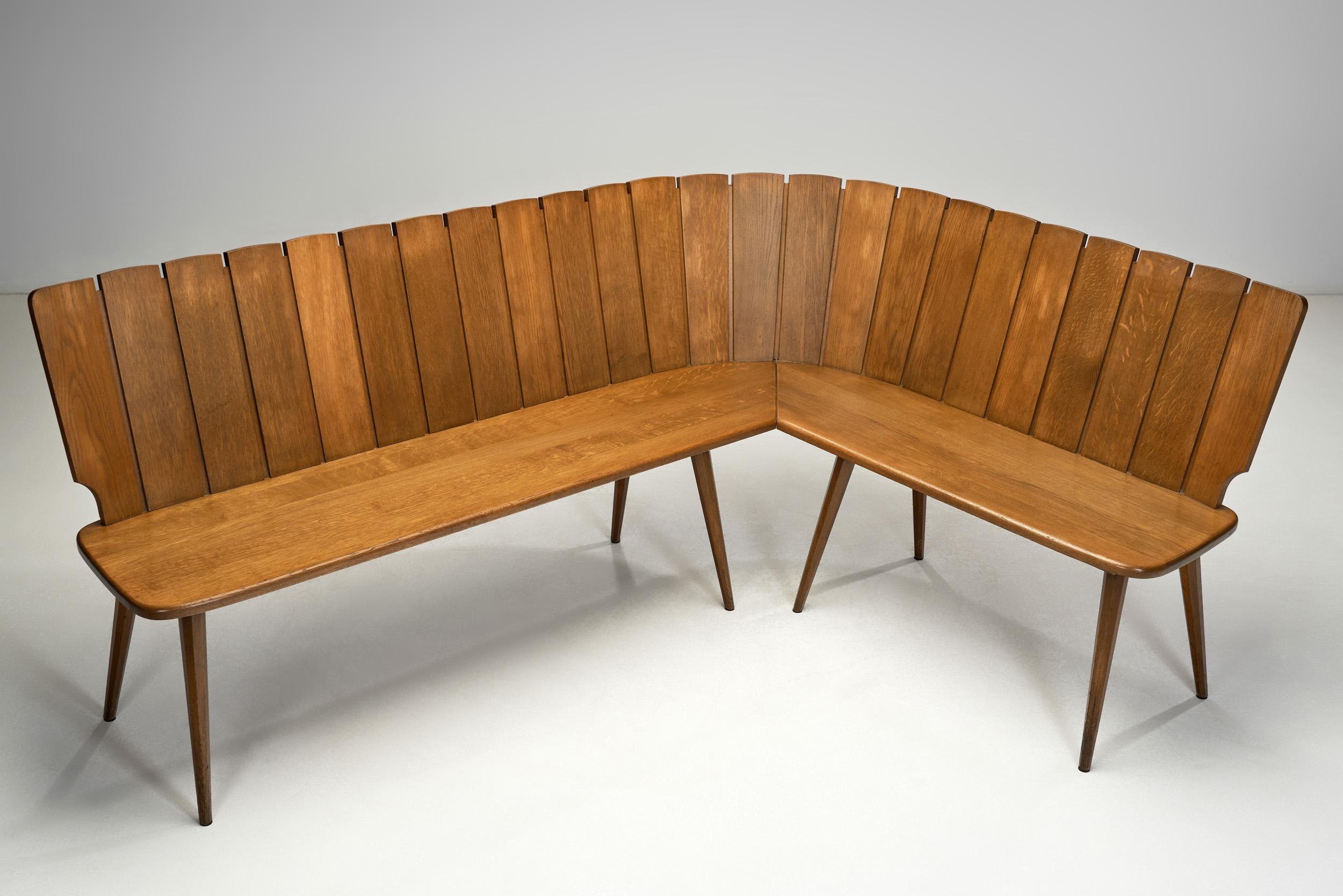 Brutalist Oak Corner Bench, Europe Second half of the 20th Century For Sale 2