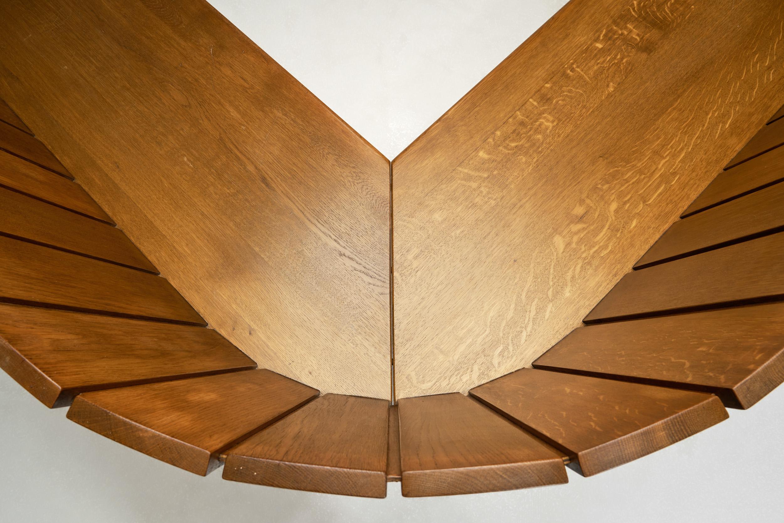 Brutalist Oak Corner Bench, Europe Second half of the 20th Century For Sale 4