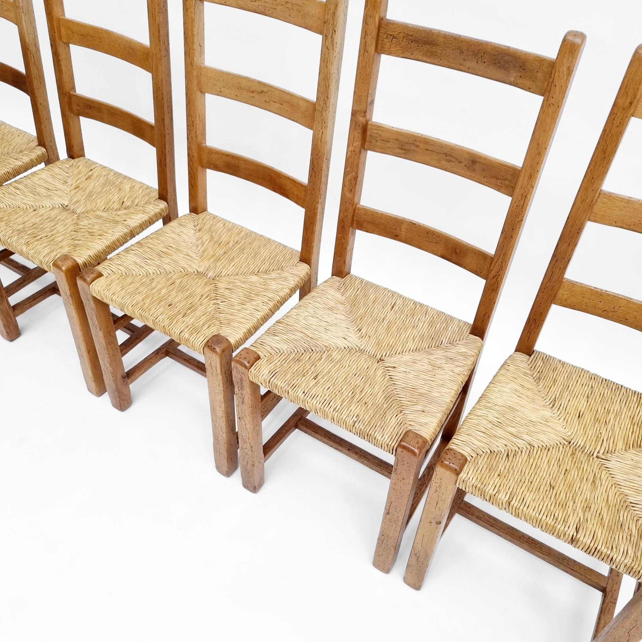 Questo set di sei sedie da pranzo brutaliste in quercia, con seduta in giunco, risale agli anni '70 del XIX secolo e mette in mostra una notevole maestria e design. Il loro profilo alto e appariscente li rende un vero e proprio pezzo forte in