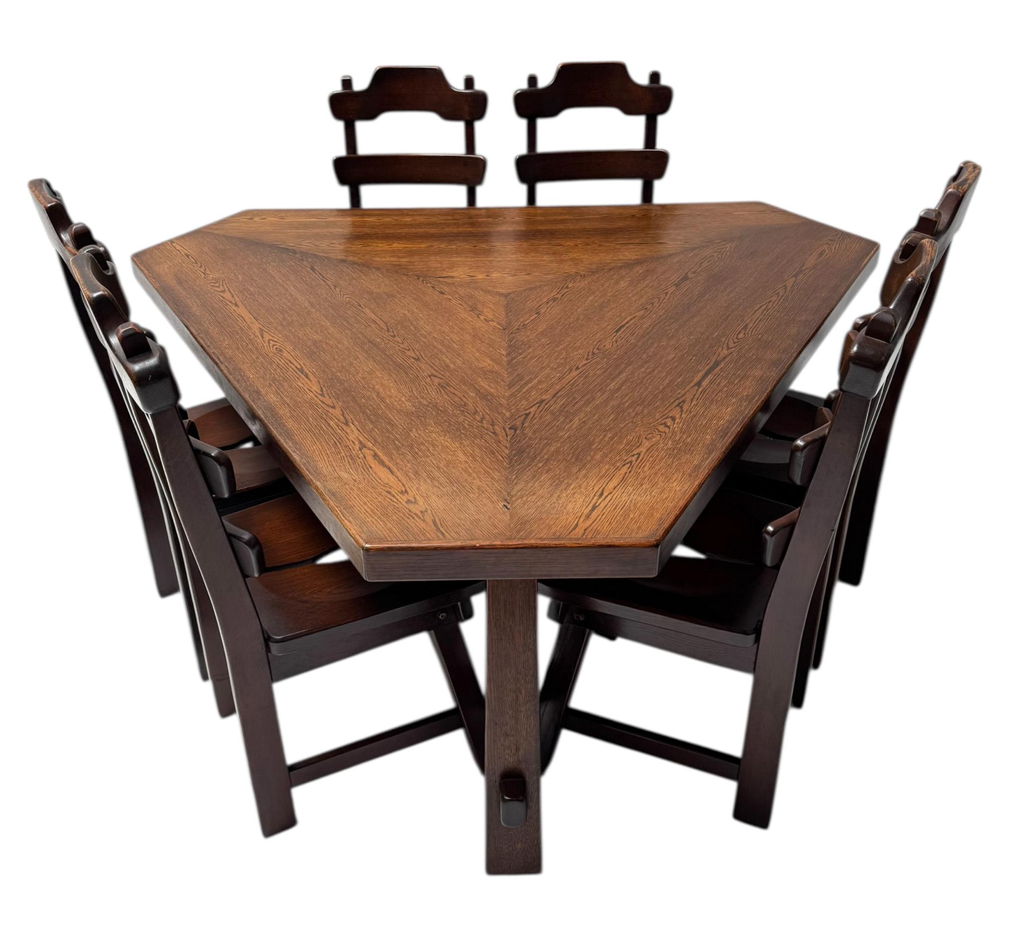 Magnifique et rare table de salle à manger brutaliste avec six chaises de salle à manger brutaliste.
Un design néerlandais saisissant des années 1970.
La table a une base en chêne massif et le plateau est en chêne plaqué d'origine.
Les six chaises