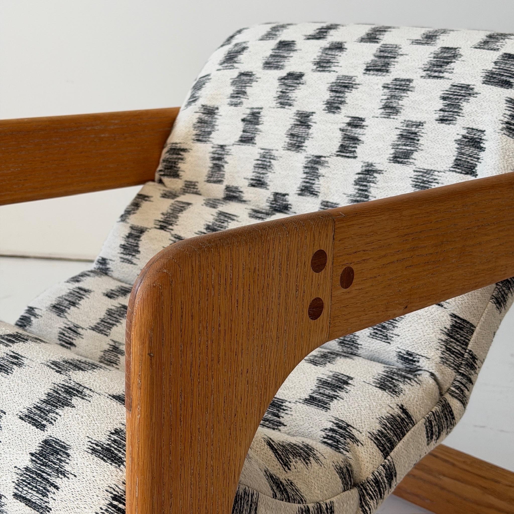 Brutalistischer eichenholzsessel von Lou Hodges (Brutalismus) im Angebot