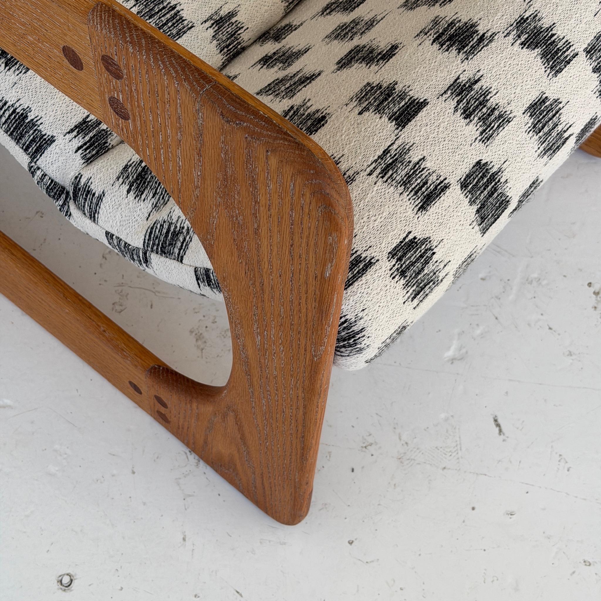 Brutalistischer eichenholzsessel von Lou Hodges im Zustand „Gut“ im Angebot in Chicago, IL