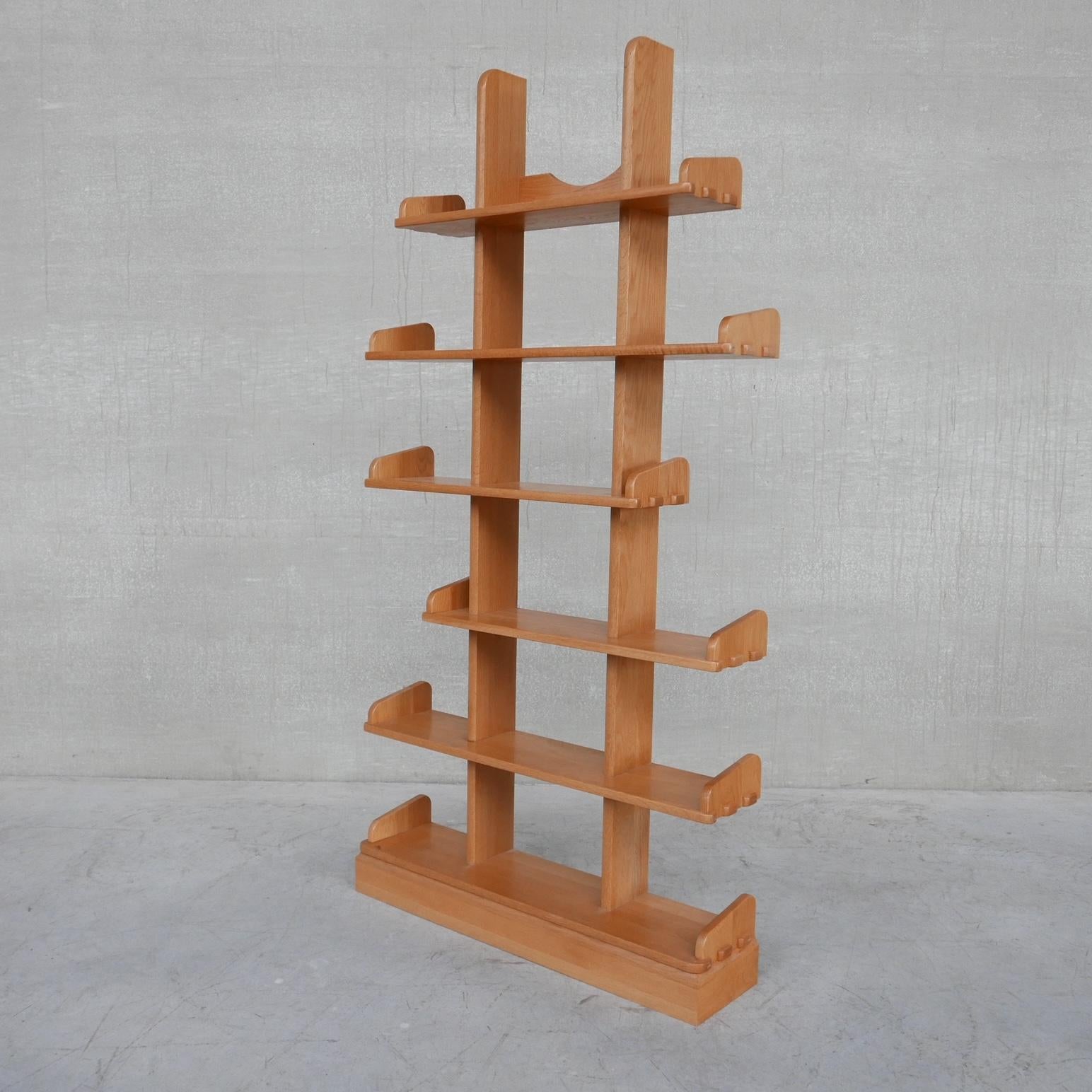A brutalist oak shelving display unit.

Holland, circa 1970s.

Good condition.

Ideal for curio and books display.

Can standalone but is best placed against a wall as the base isn't finished as the front is.

Location: Belgium