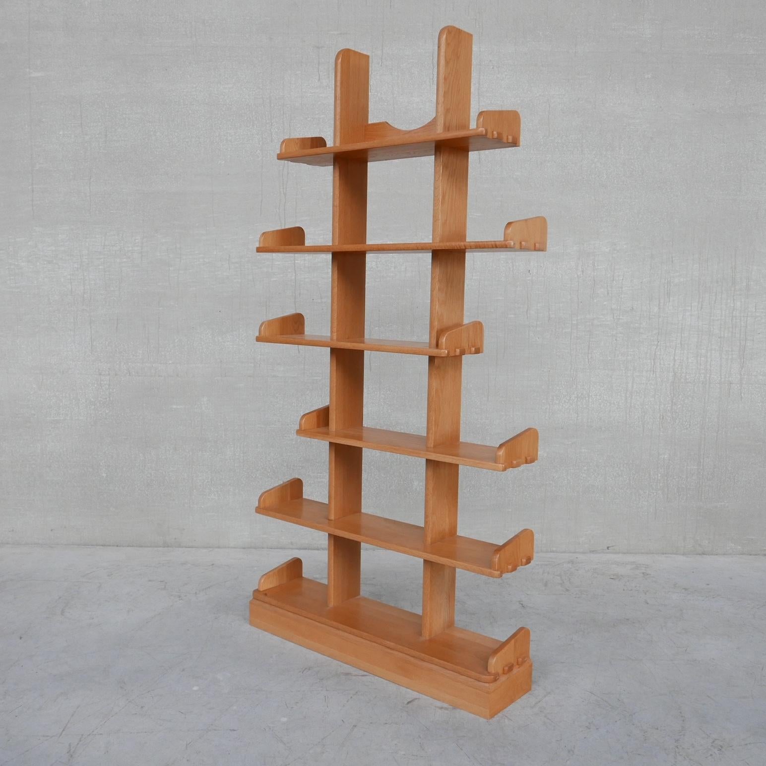 A brutalist oak shelving display unit.

Holland, circa 1970s.

Good condition.

Ideal for curio and books display.

Can standalone but is best placed against a wall as the base isn't finished as the front is.

Location: Belgium