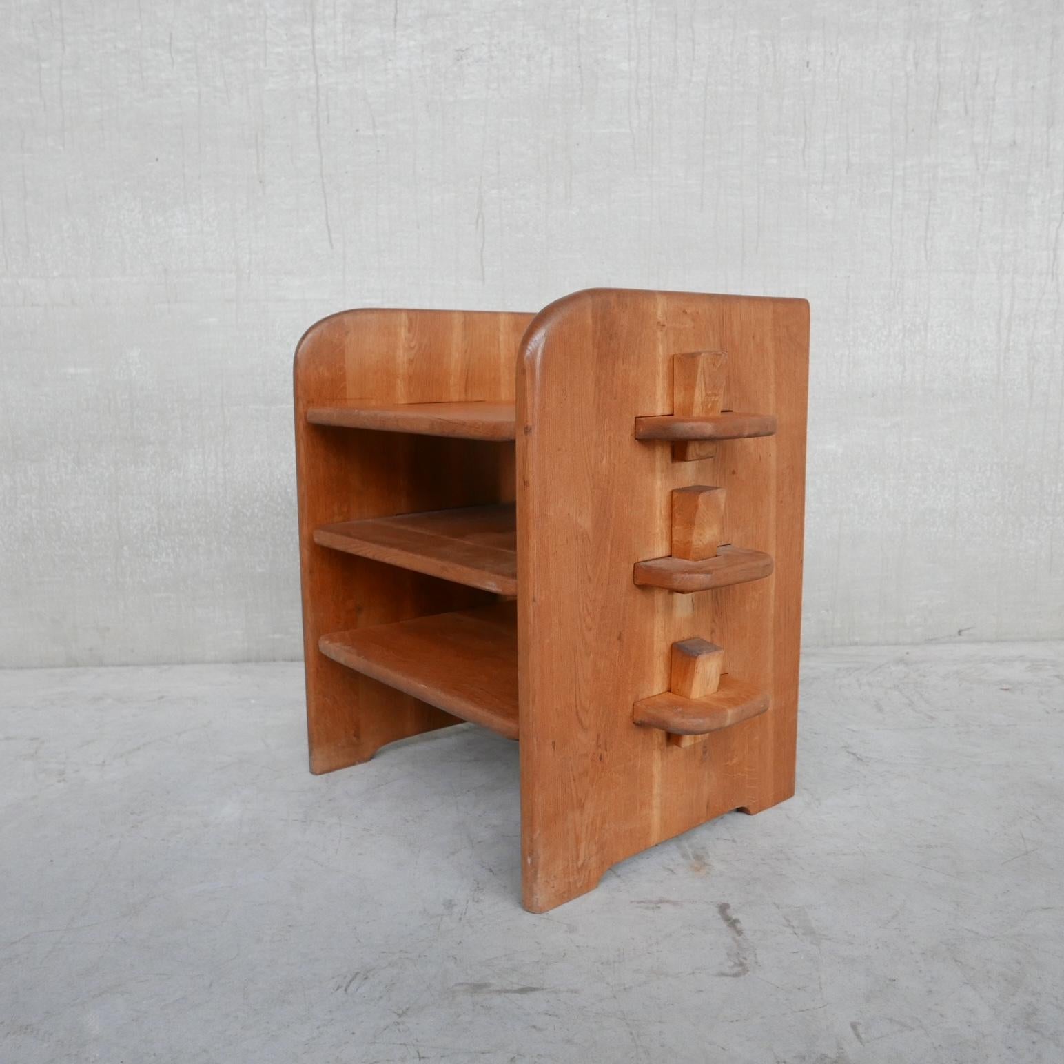 An oak mid-century shelving unit. 

Belgium, c1970s. 

Simple assembly with chunky pegs to each side. 

Folds down for transport. Good condition. 

Location: Belgium Gallery.

Dimensions: 74 W x 51 D x 72 total height in cm.

Delivery: