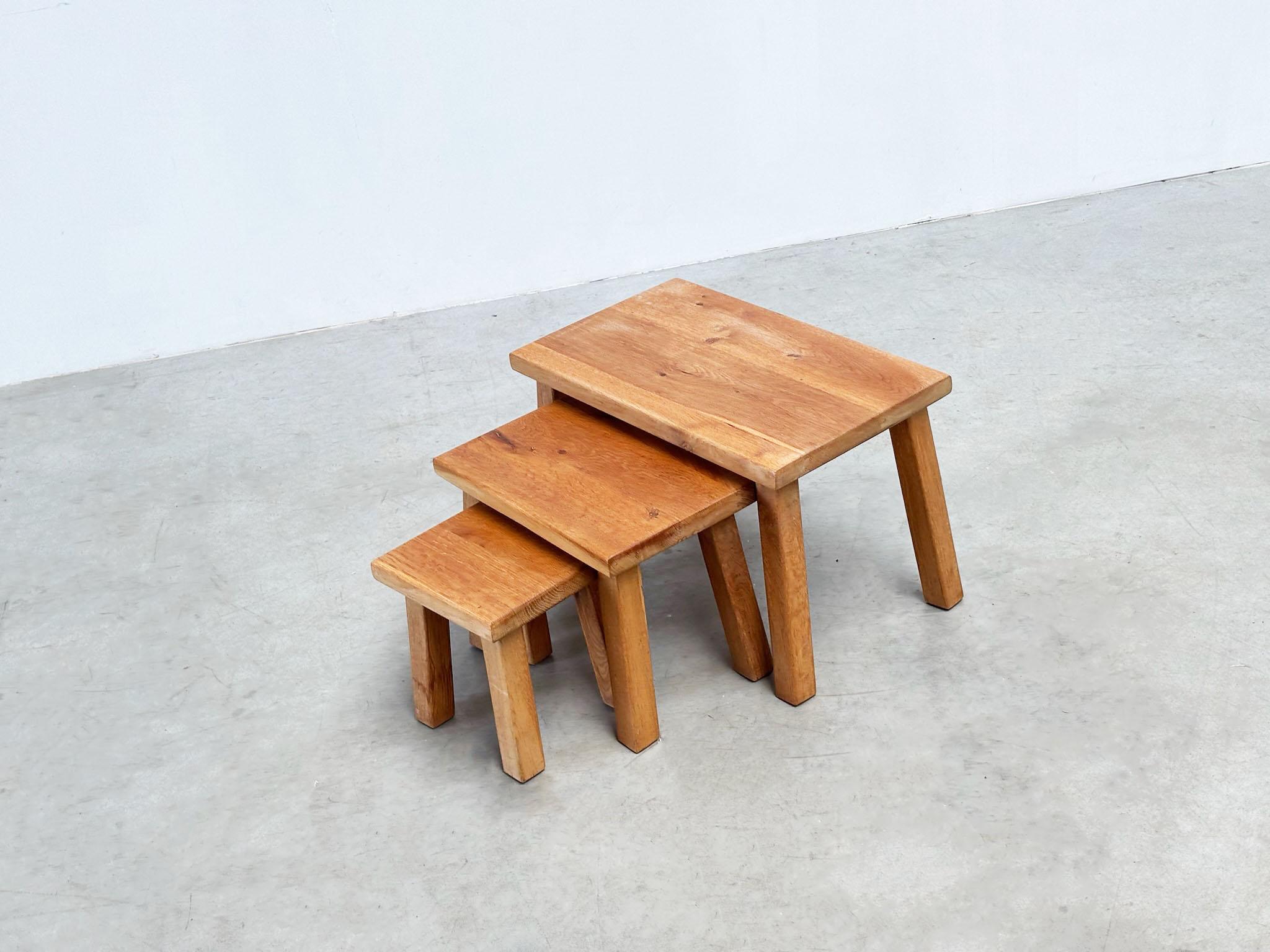 Este tipo de muebles es cada vez más popular. También se entiende como mobiliario brutalista o campesino. Se trata de un conjunto de mesas procedentes de Francia. El conjunto fue probablemente fabricado a mano en la década de 1970 por un carpintero