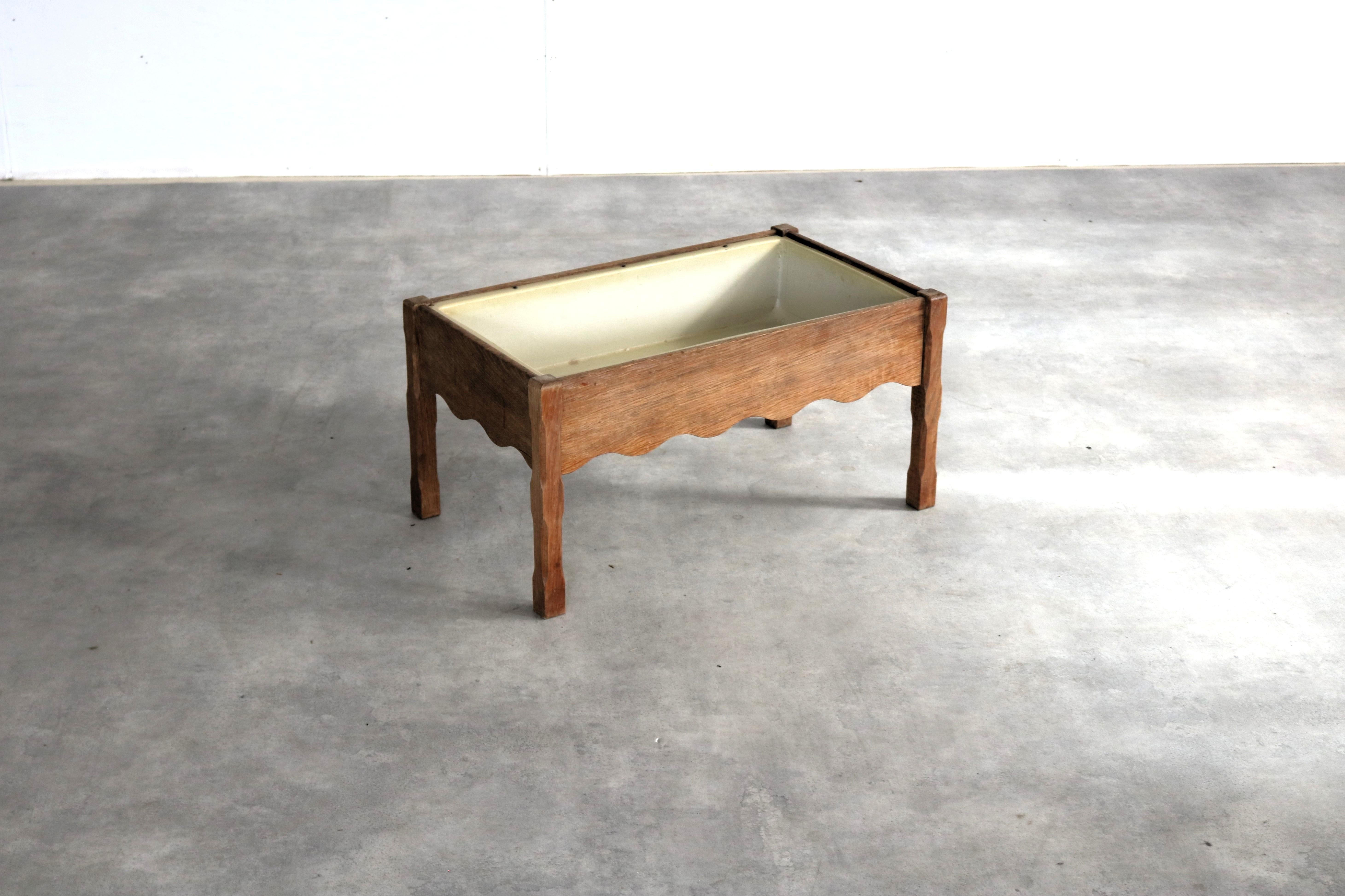 Jardinera de roble brutalista al estilo de Henning Kjaernulf Danés en venta