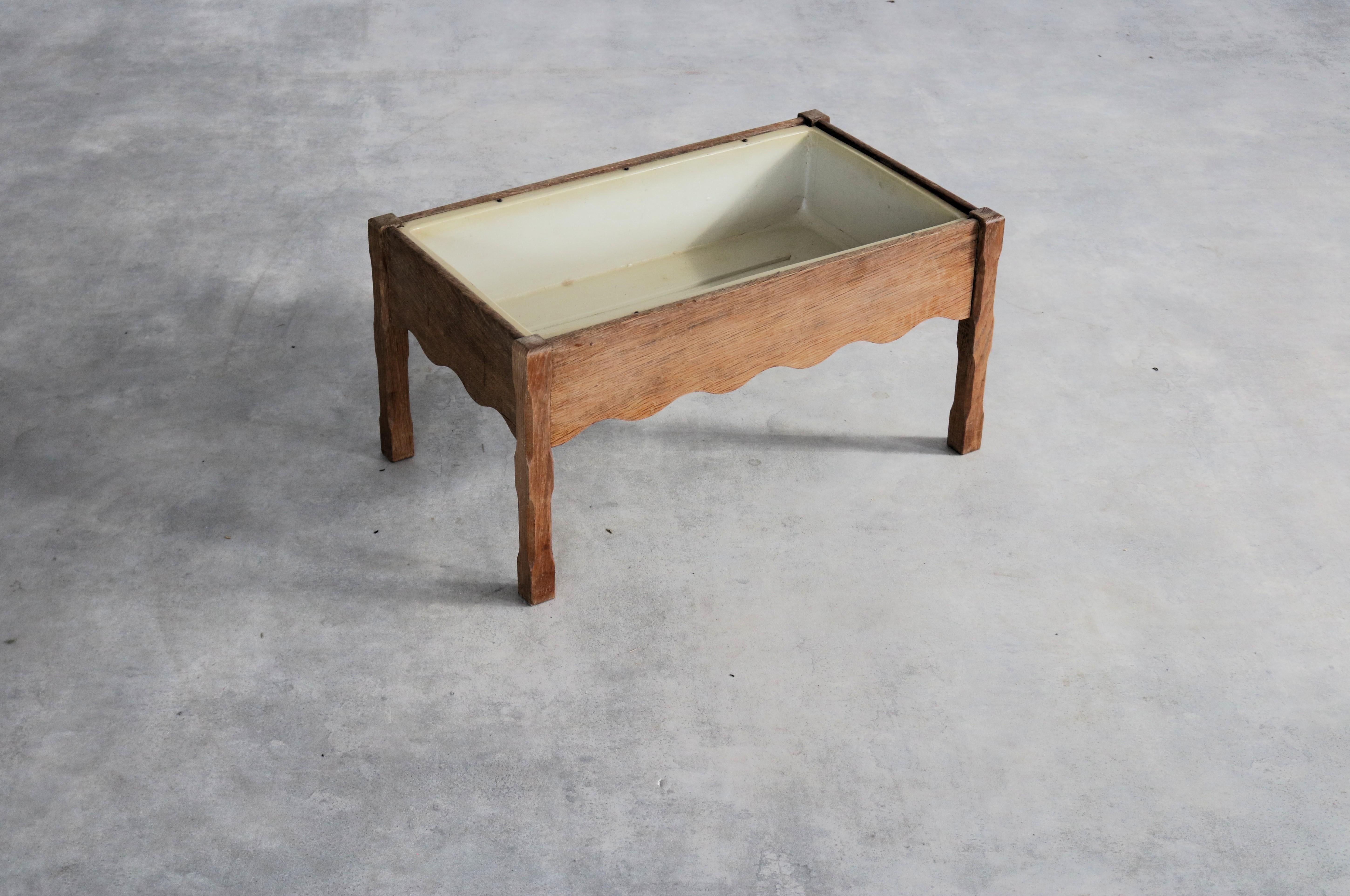 Jardinera de roble brutalista al estilo de Henning Kjaernulf mediados del siglo XX en venta